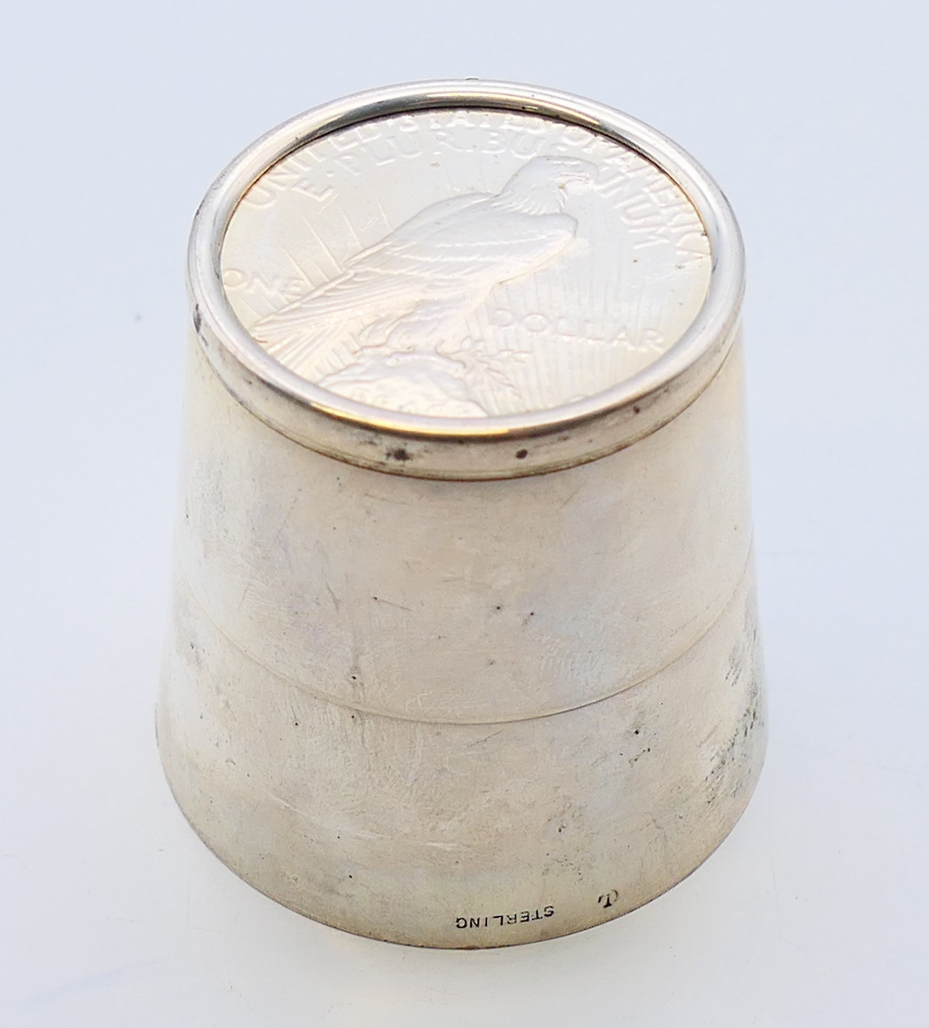 A silver USA 1 dollar coin tot cup. 5 cm high. 69.5 grammes. - Image 5 of 6