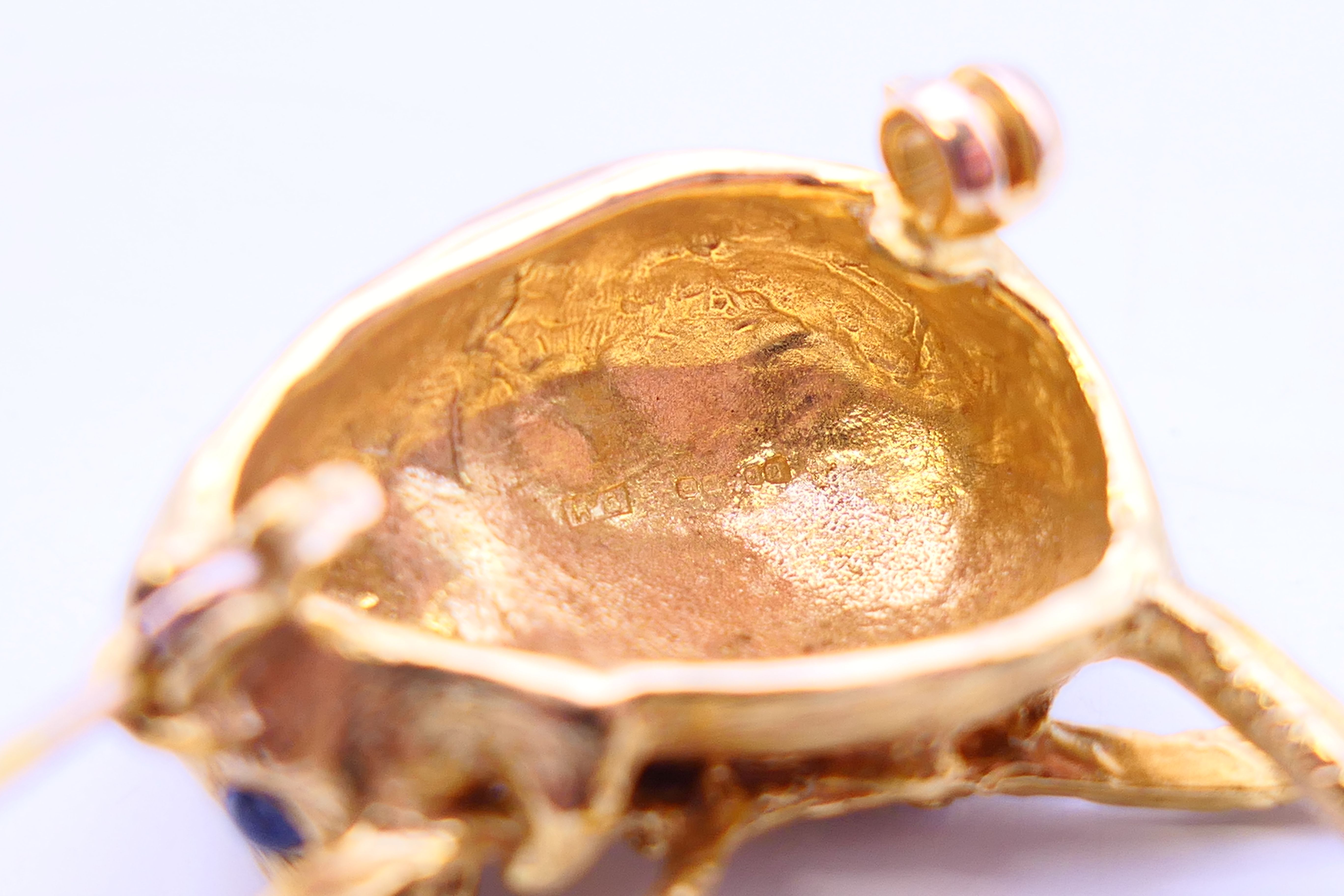 A gold dormouse form brooch with sapphire set eyes. 4 cm high. 13.9 grammes. - Image 5 of 5