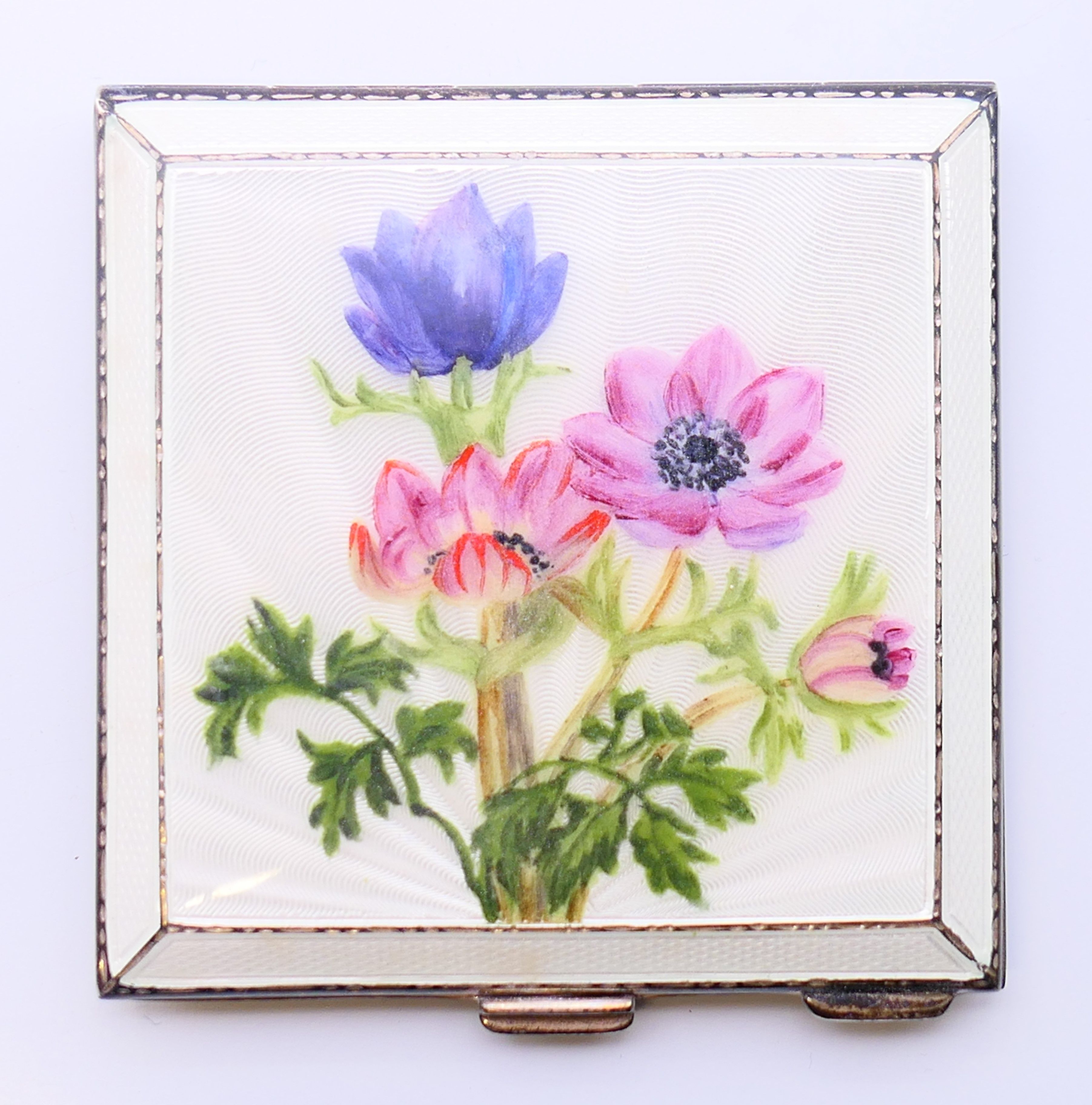 Three decorative ladies' compacts with fitted mirrors. Largest 8.25 cm x 6 cm. - Image 7 of 14