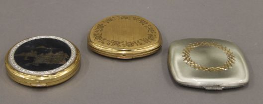 Three vintage compacts. The largest 7.5 cm wide.