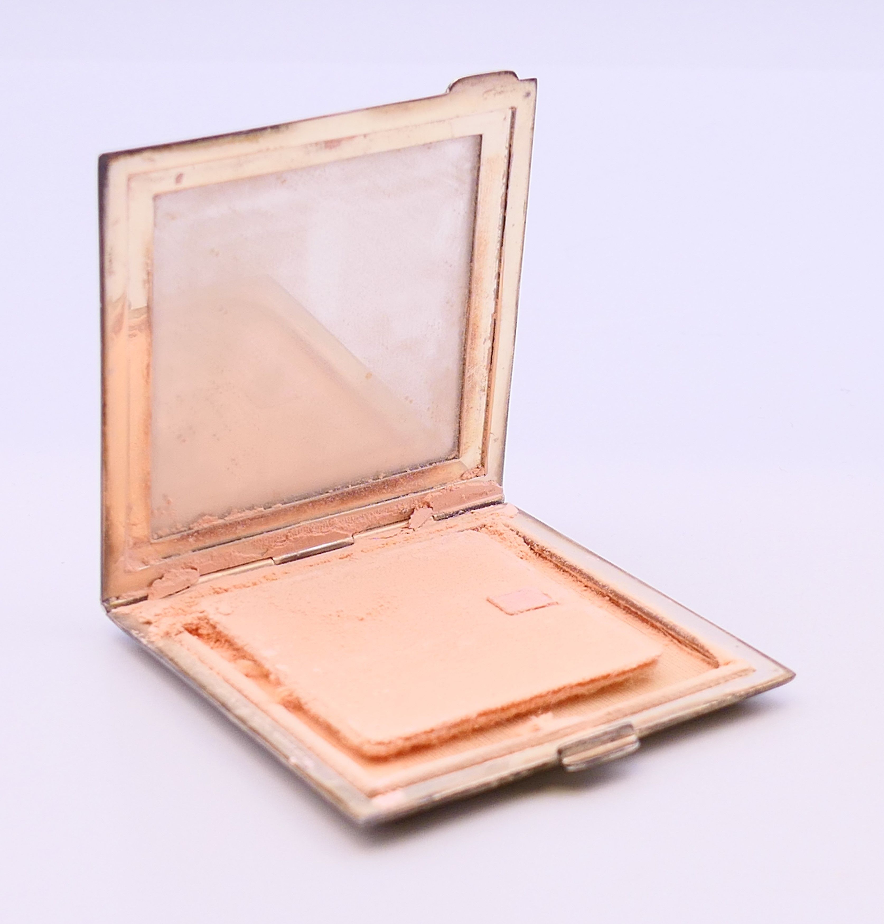 Three decorative ladies' compacts with fitted mirrors. Largest 8.25 cm x 6 cm. - Image 8 of 14