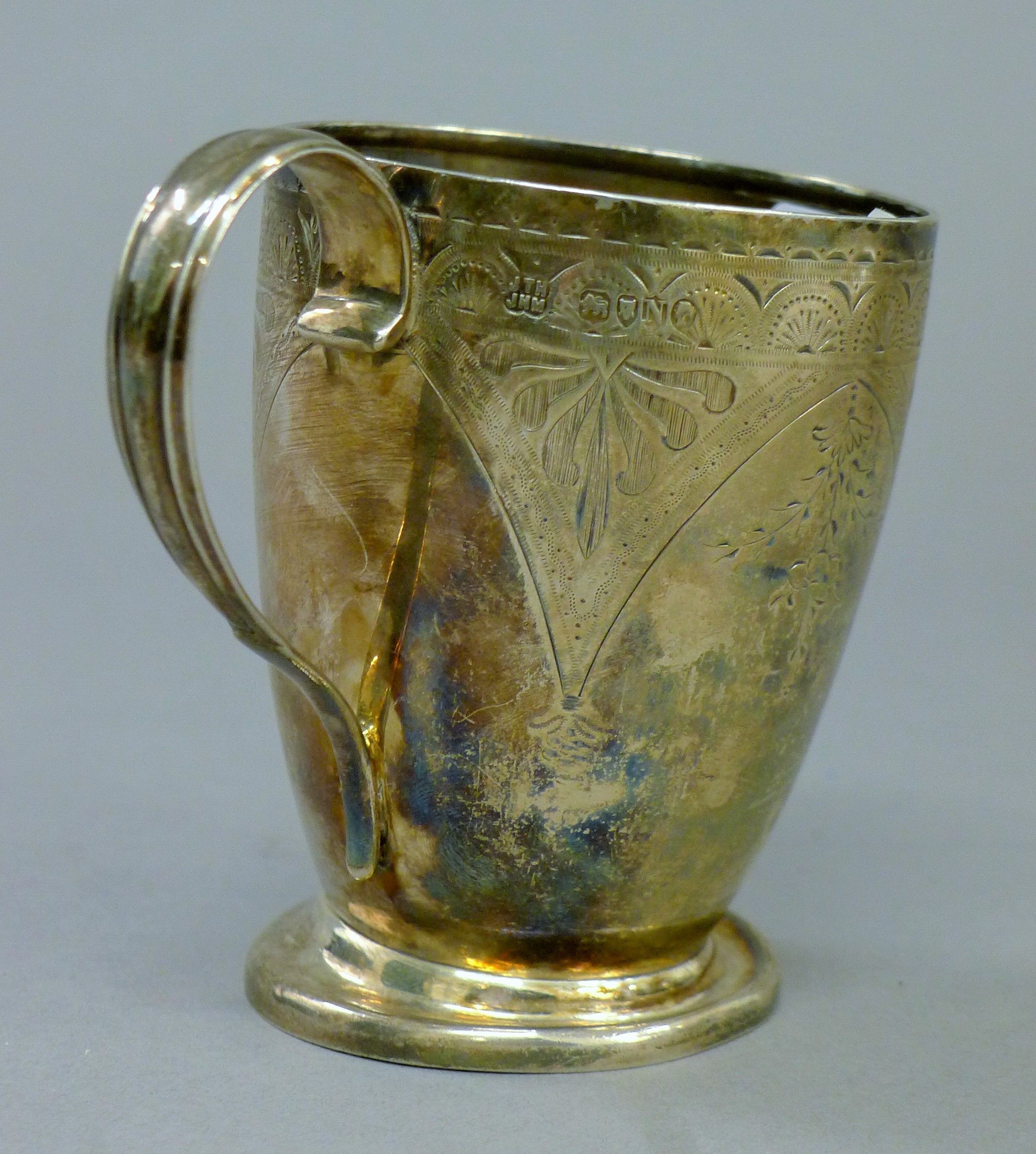 A Victorian silver Christening mug. 10 cm high. 149.5 grammes. - Image 4 of 5