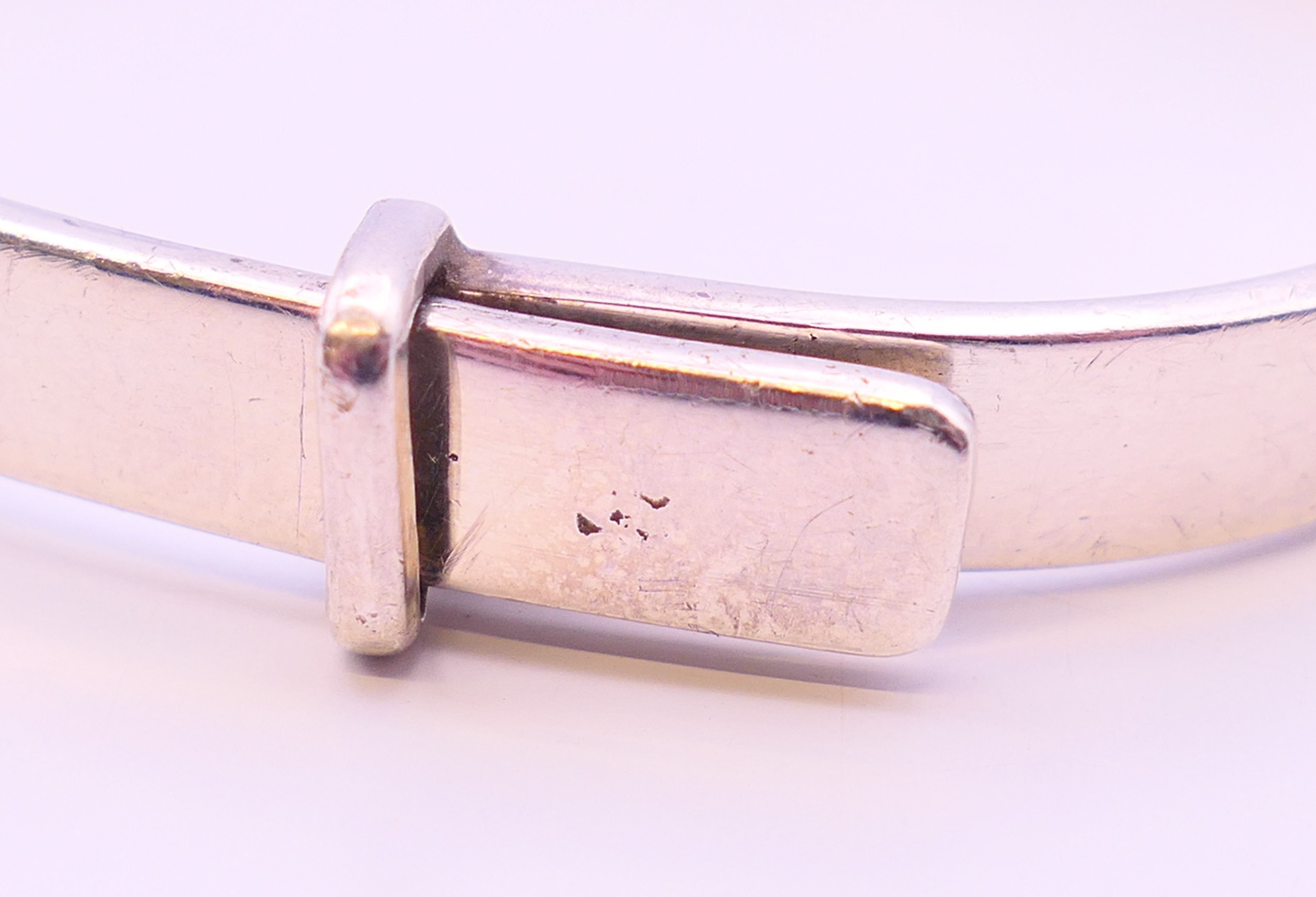 A silver hallmarked heavy bangle. 6.5 cm inner diameter. 31.2 grammes. - Image 2 of 6