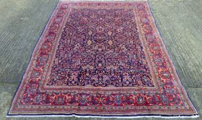 A Mahal carpet. 331 x 212 cm.