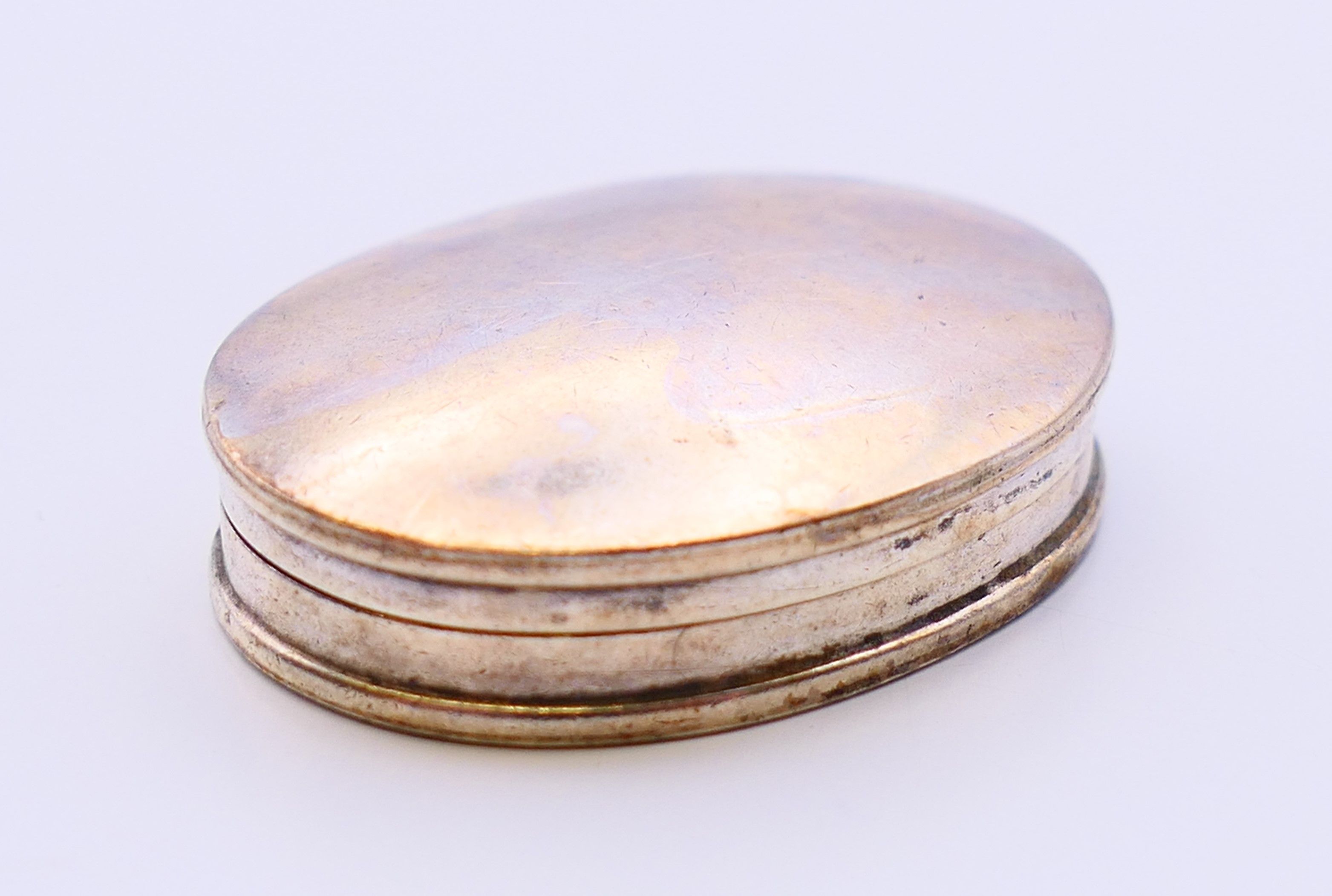 A silver hallmarked pill box. 3.5 cm x 2.75 cm. - Image 2 of 5