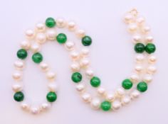 A 14 ct gold, pearl and jade necklace. 42 cm long.
