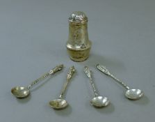 A silver pepper and four silver Apostle salt spoons. The former 6 cm high. 60 grammes.