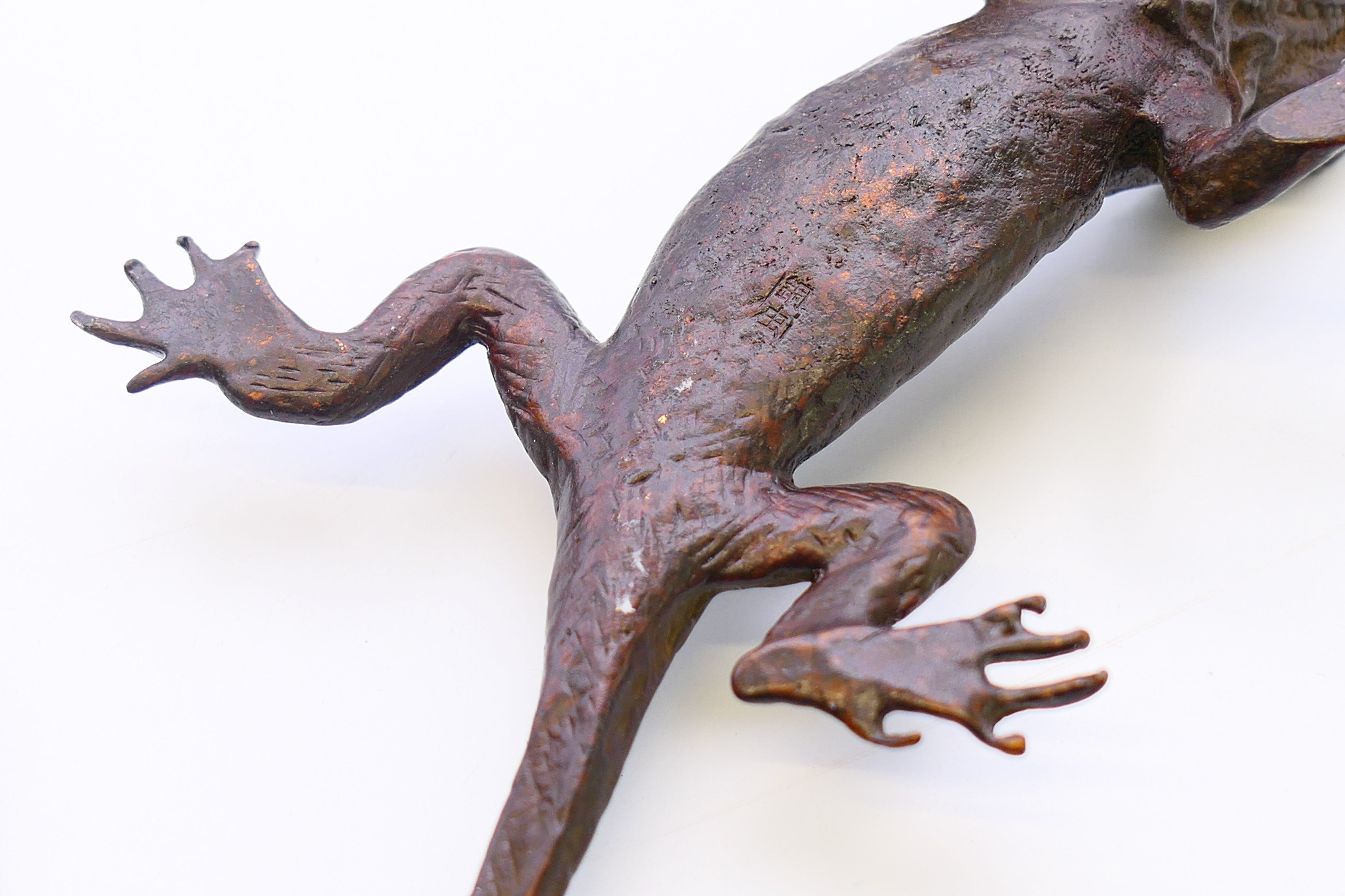 A bronze model of a lizard. 15 cm long. - Image 4 of 4