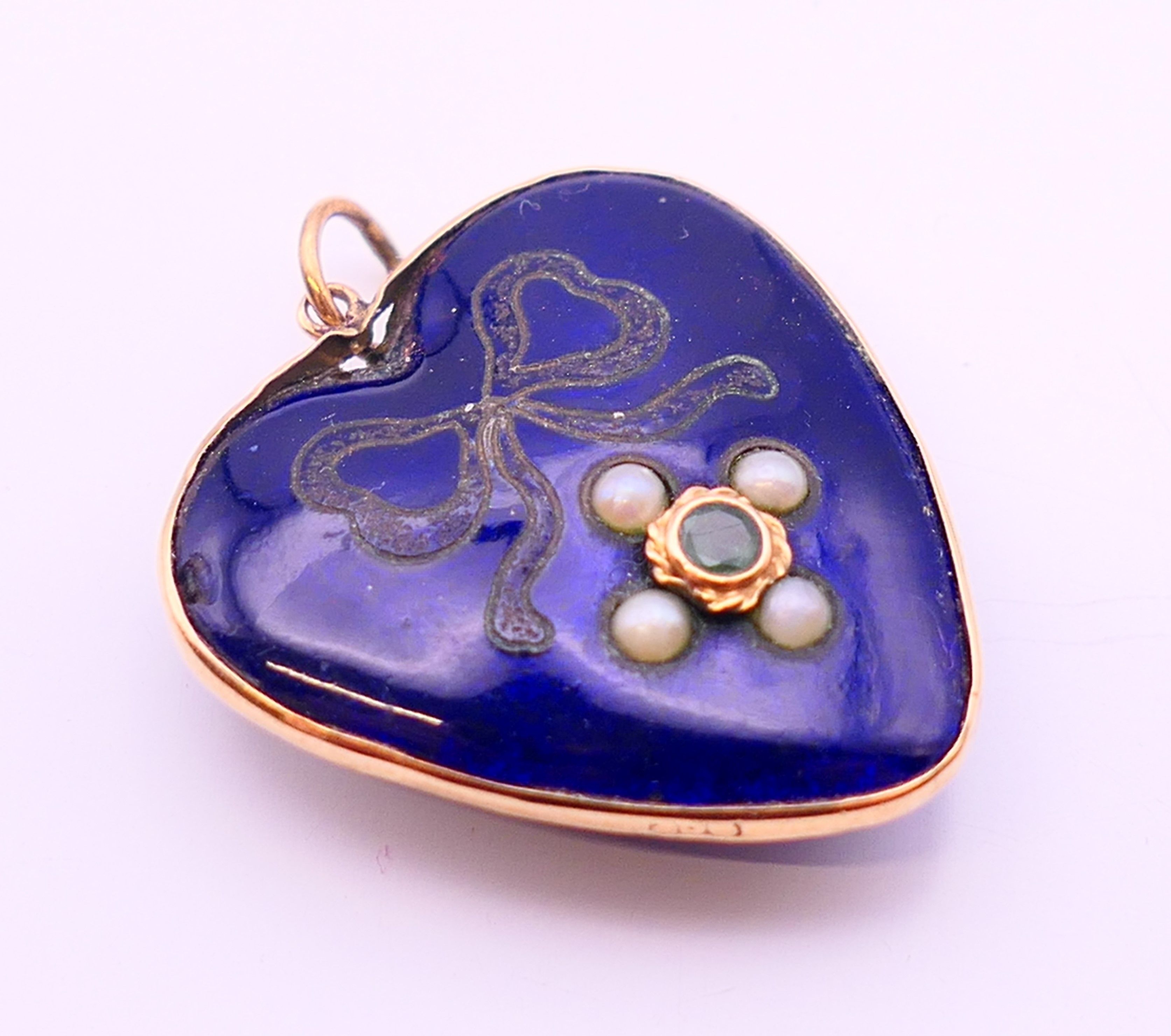 An enamel heart shaped pendant locket set with seed pearls and an emerald. 2.5 cm high. - Image 2 of 4