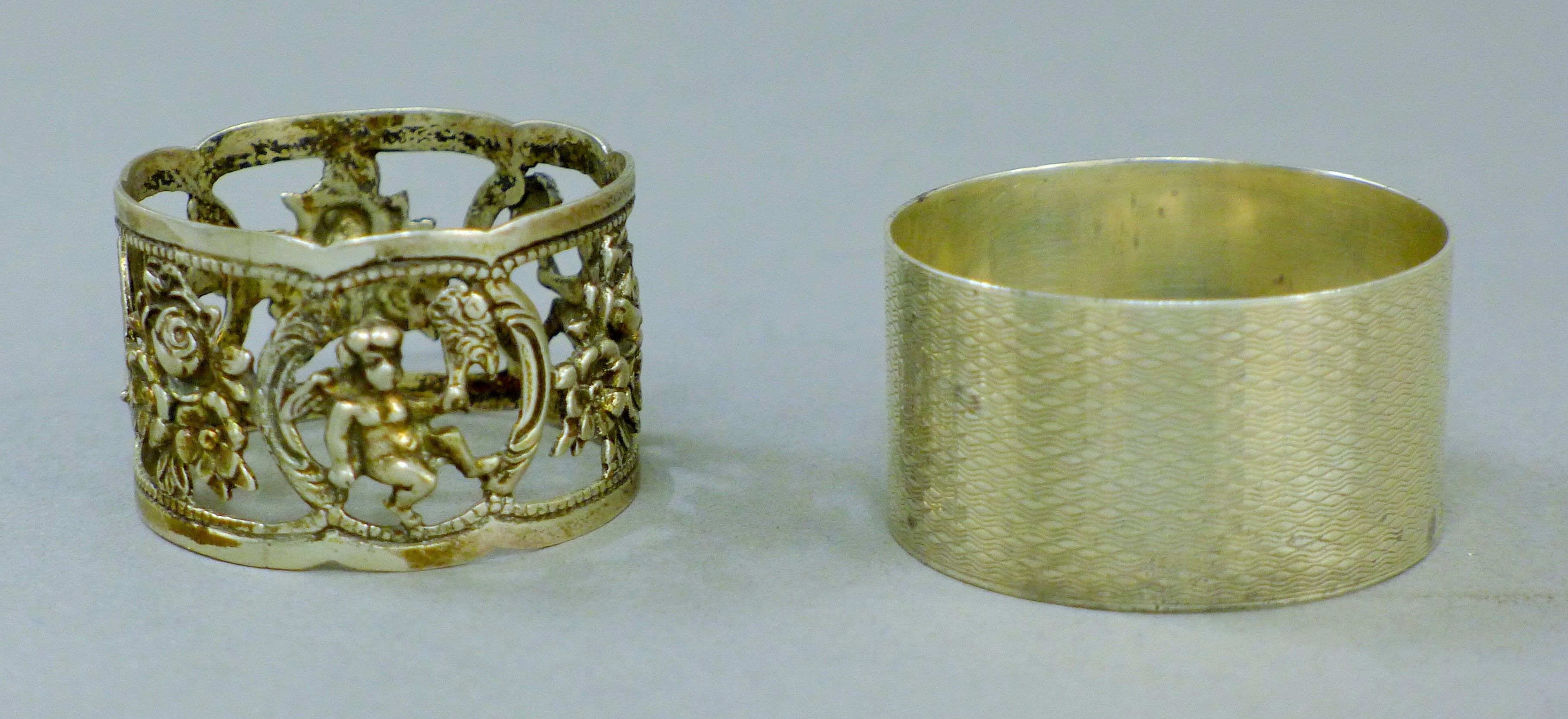 A quantity of various silver including cruets, napkin rings etc. 172.8 grammes. - Image 4 of 15