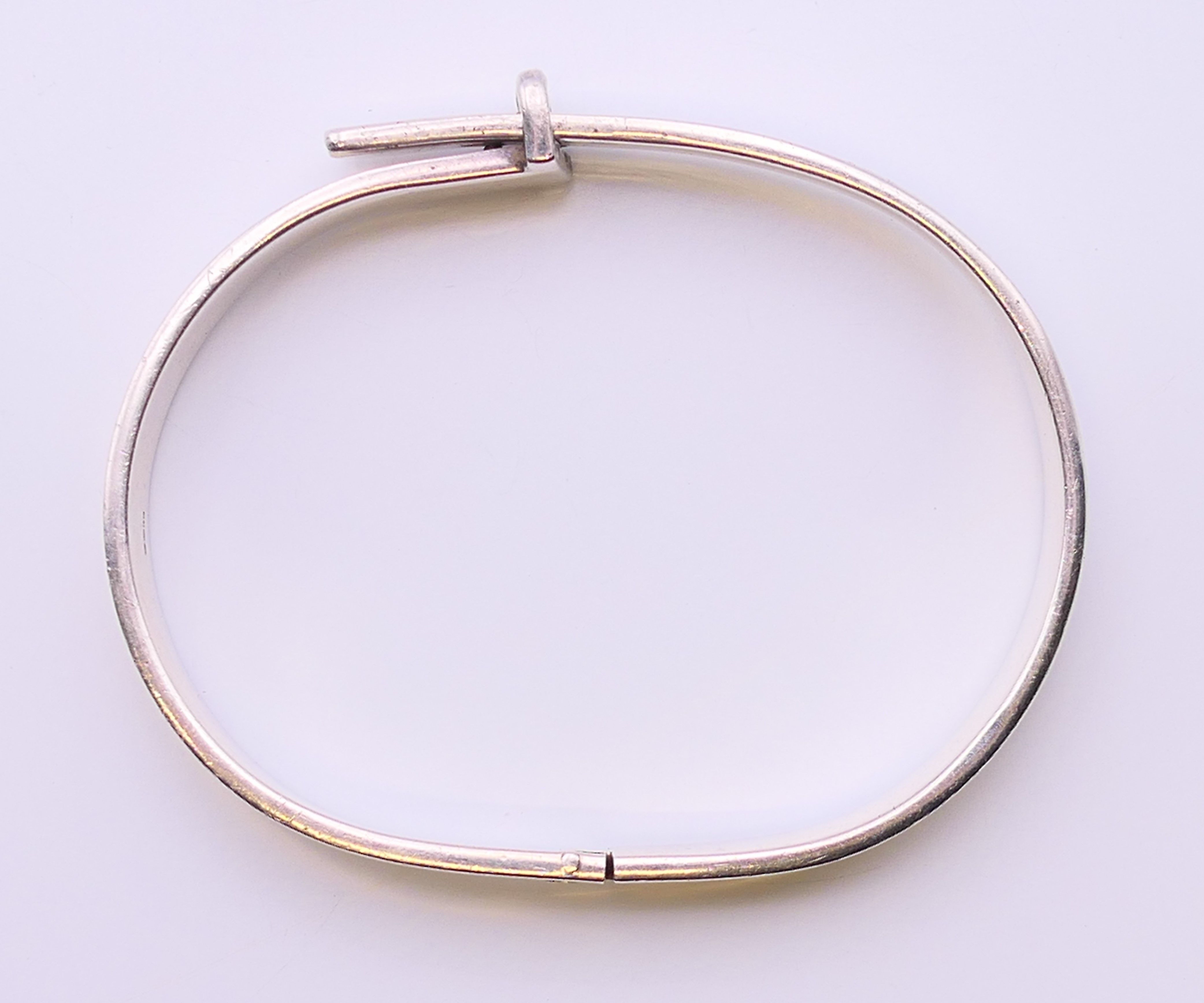 A silver hallmarked heavy bangle. 6.5 cm inner diameter. 31.2 grammes. - Image 6 of 6