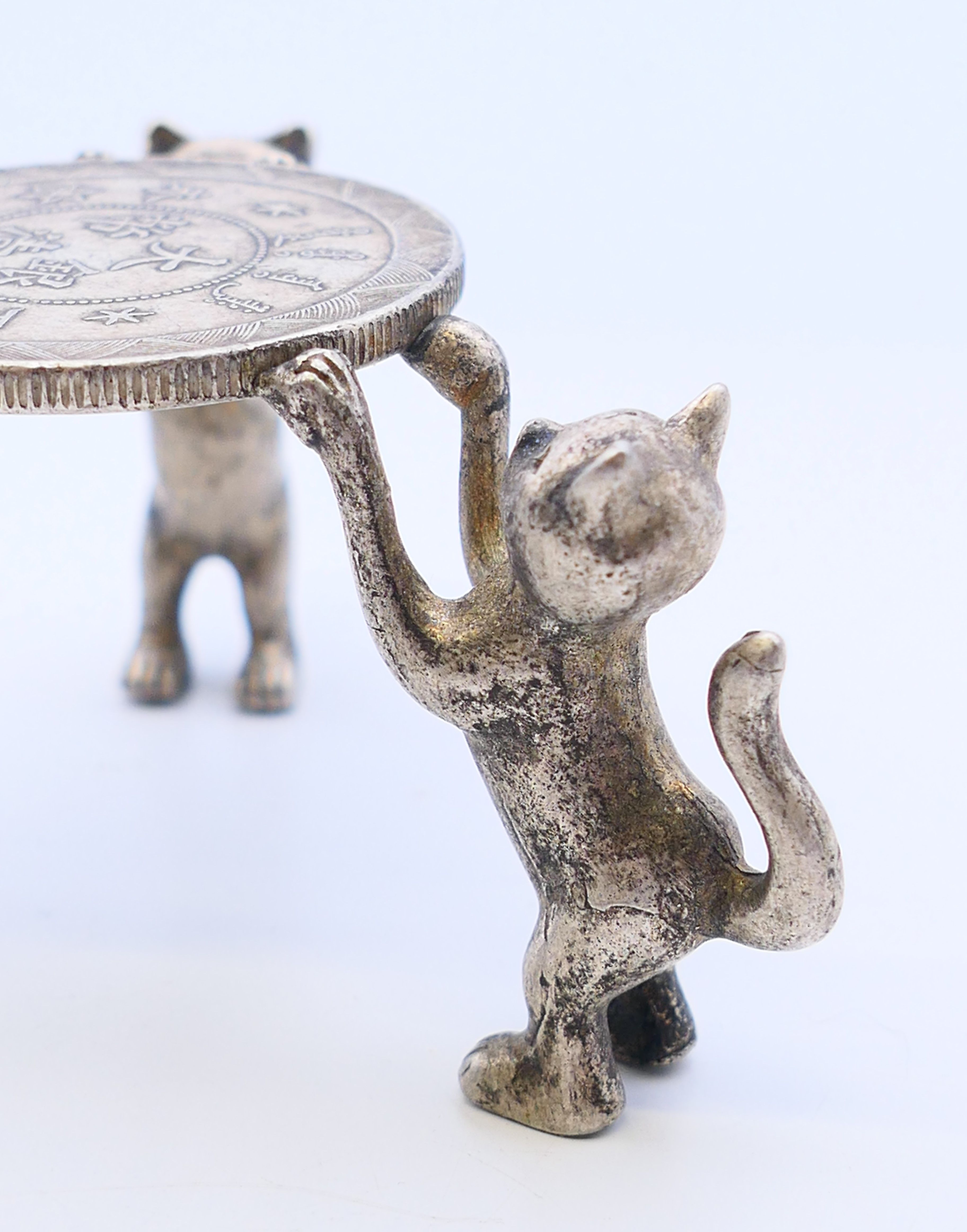 A Chinese small stand, the coin top supported by three cats. 4 cm high. - Image 4 of 6