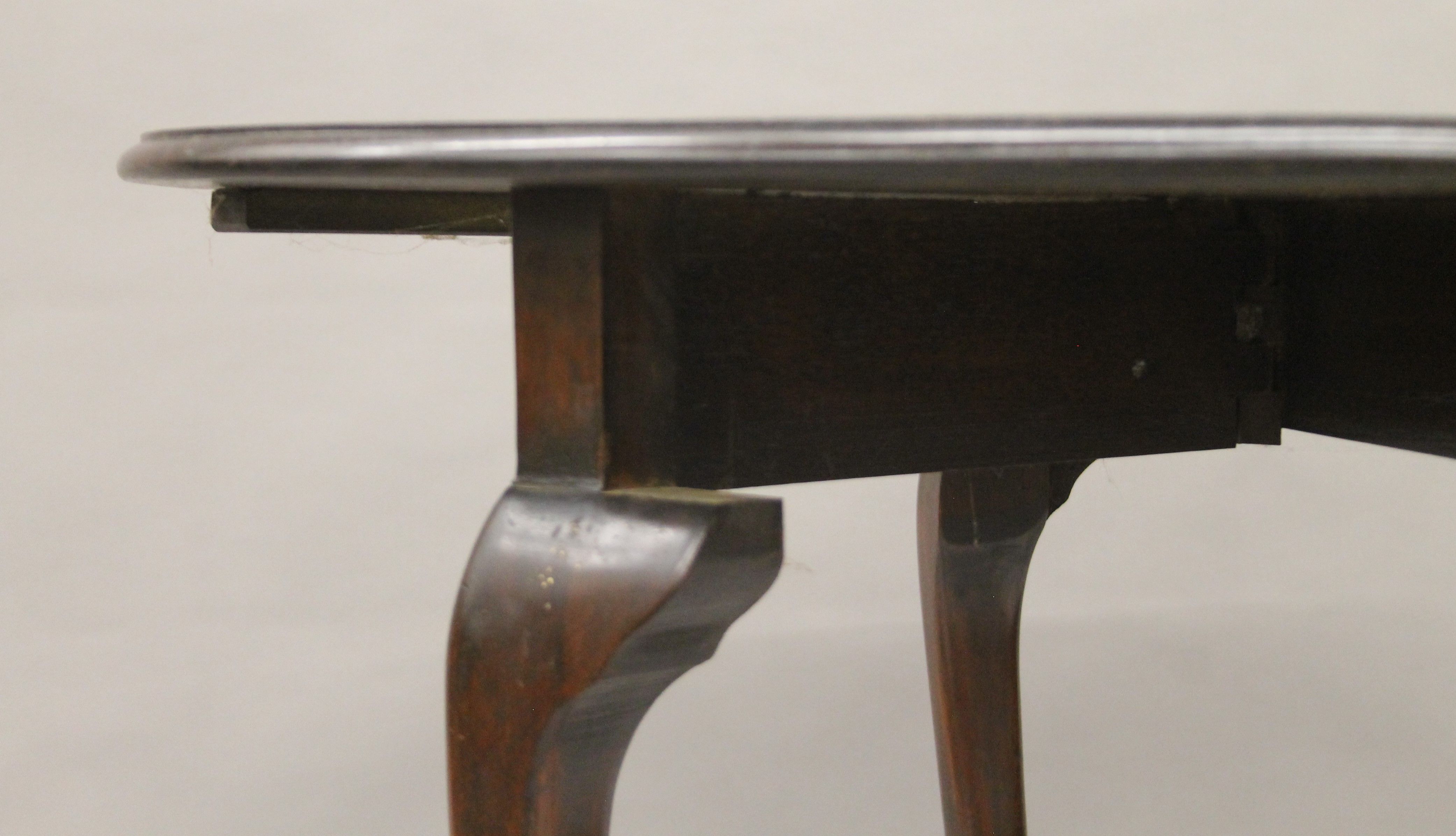 An early 20th century drop-leaf table. 73 cm long. - Image 4 of 5