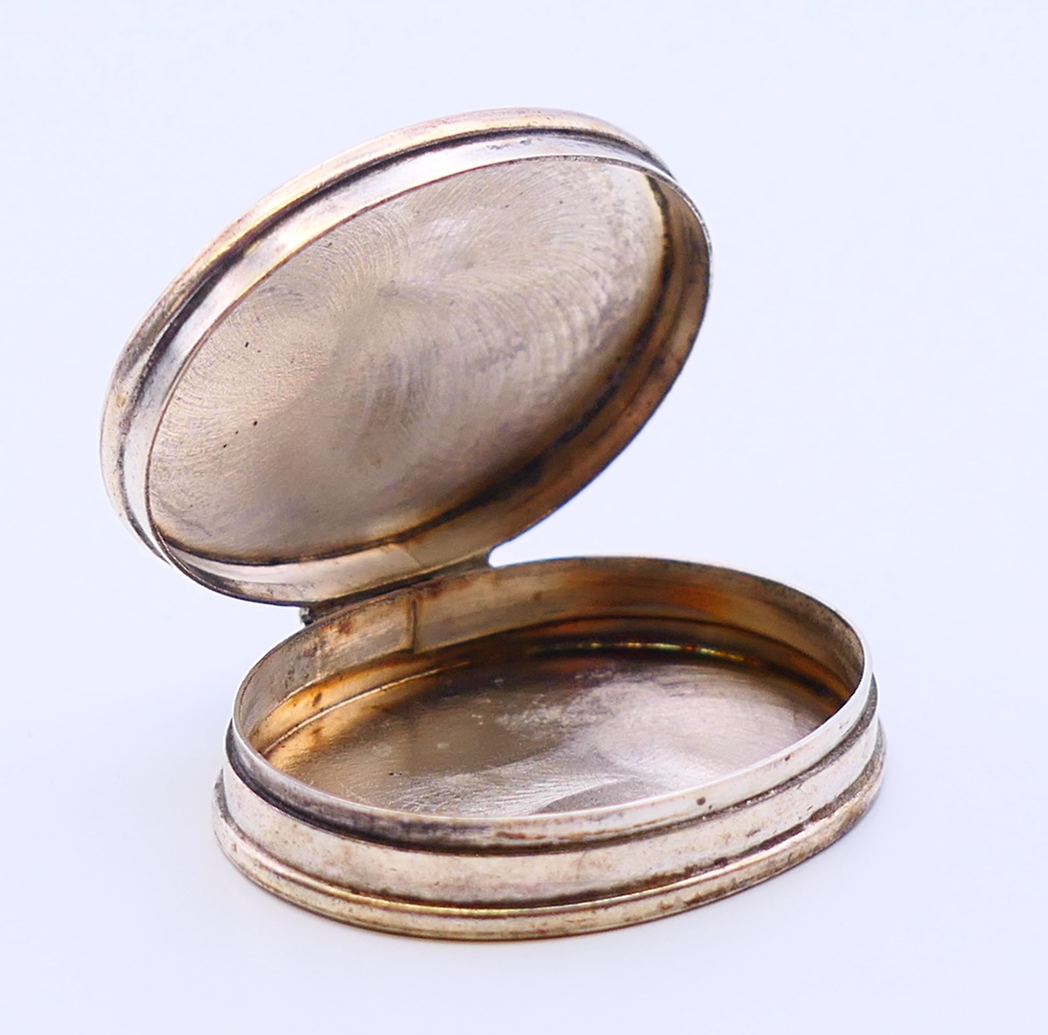 A silver hallmarked pill box. 3.5 cm x 2.75 cm. - Image 3 of 5