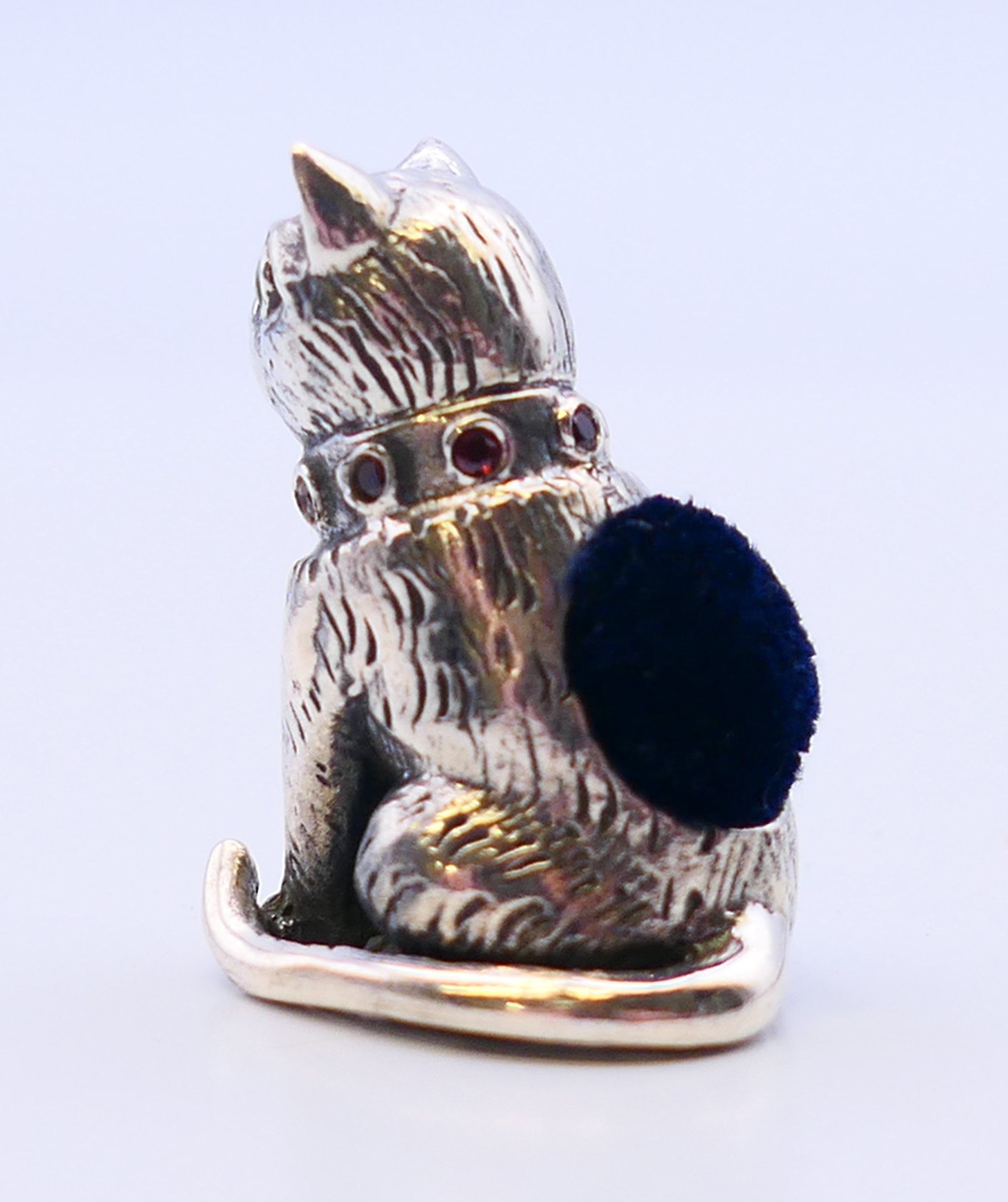 A silver pin cushion formed as a cat. 2.5 cm high. - Image 3 of 4