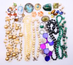 A quantity of various jewellery.