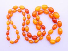An amber bead necklace. Approximately 70 cm long.