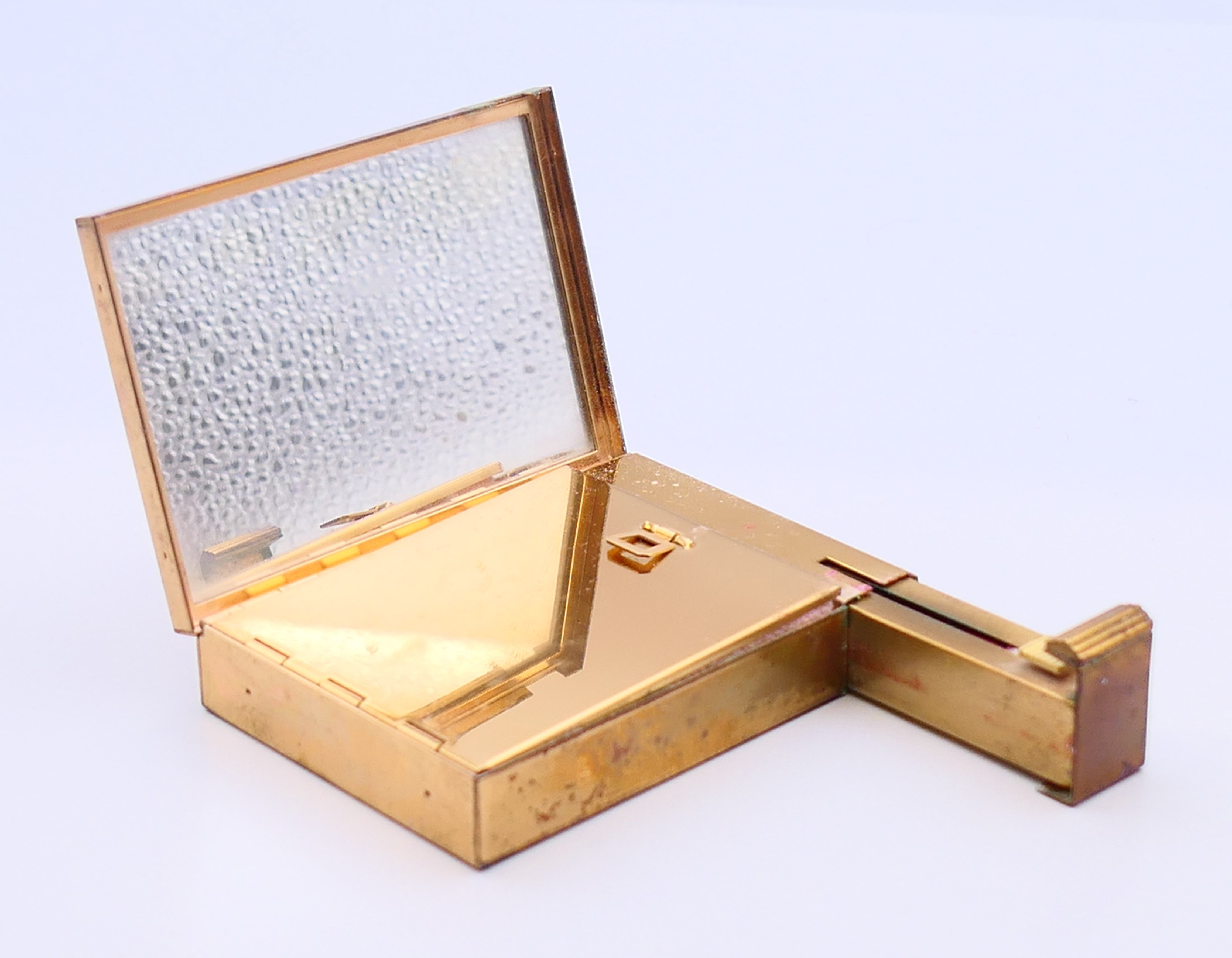 Three decorative ladies' compacts with fitted mirrors. Largest 8.25 cm x 6 cm. - Image 3 of 14