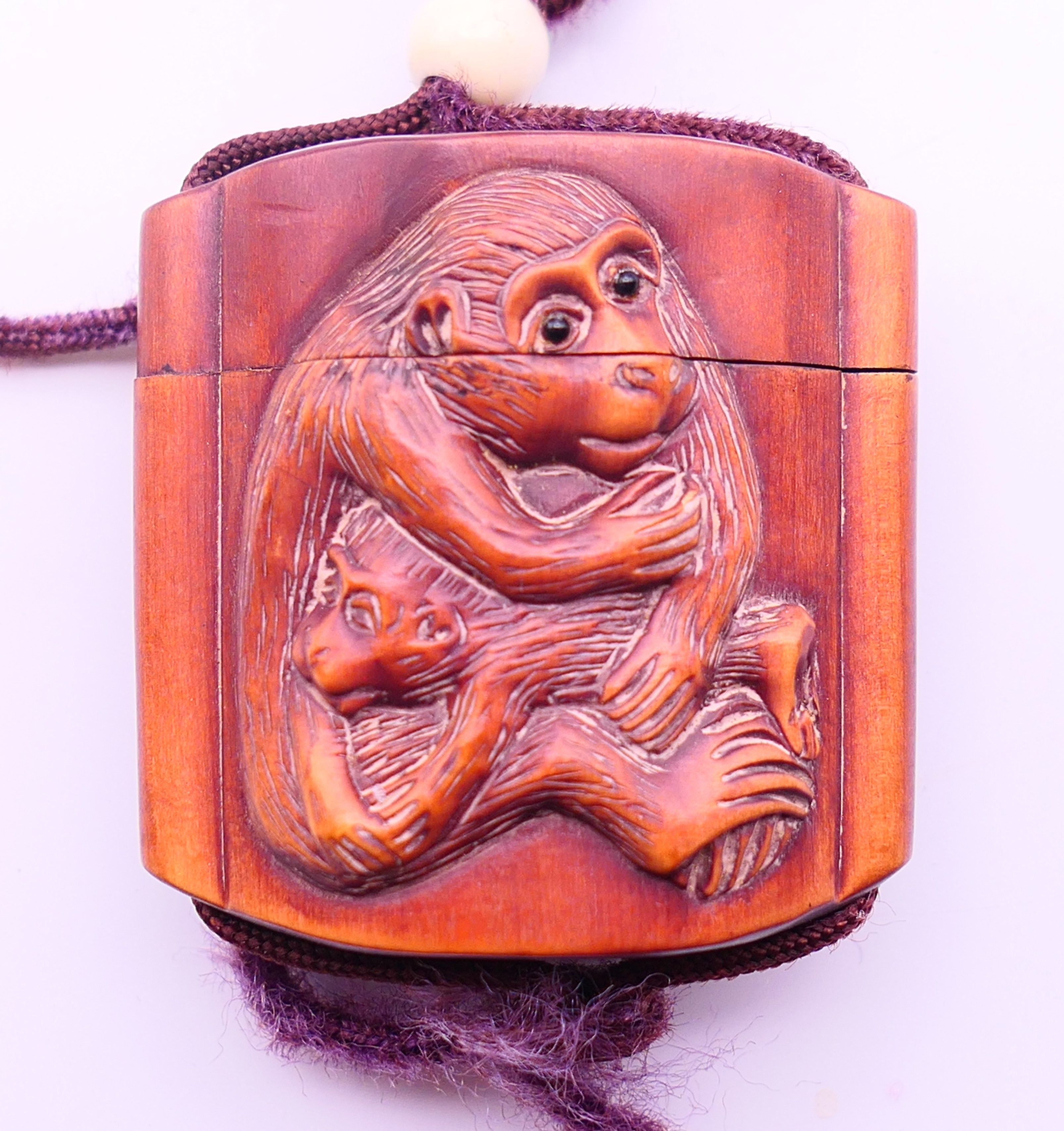 An inro decorated with a monkey on each side. 4.5 cm high. - Image 2 of 3