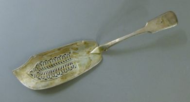 A Georgian silver fish slice. 30 cm long. 5 troy ounces.