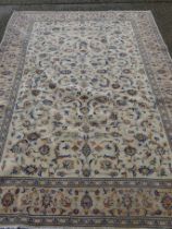 A Kashan carpet. 335 x 223 cm.