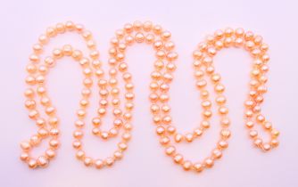 A string of pink pearls. 124 cm long.