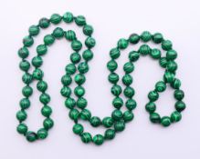 A string of malachite beads. 86 cm long.