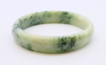 A two-tone jade bangle. 6 cm inner diameter.