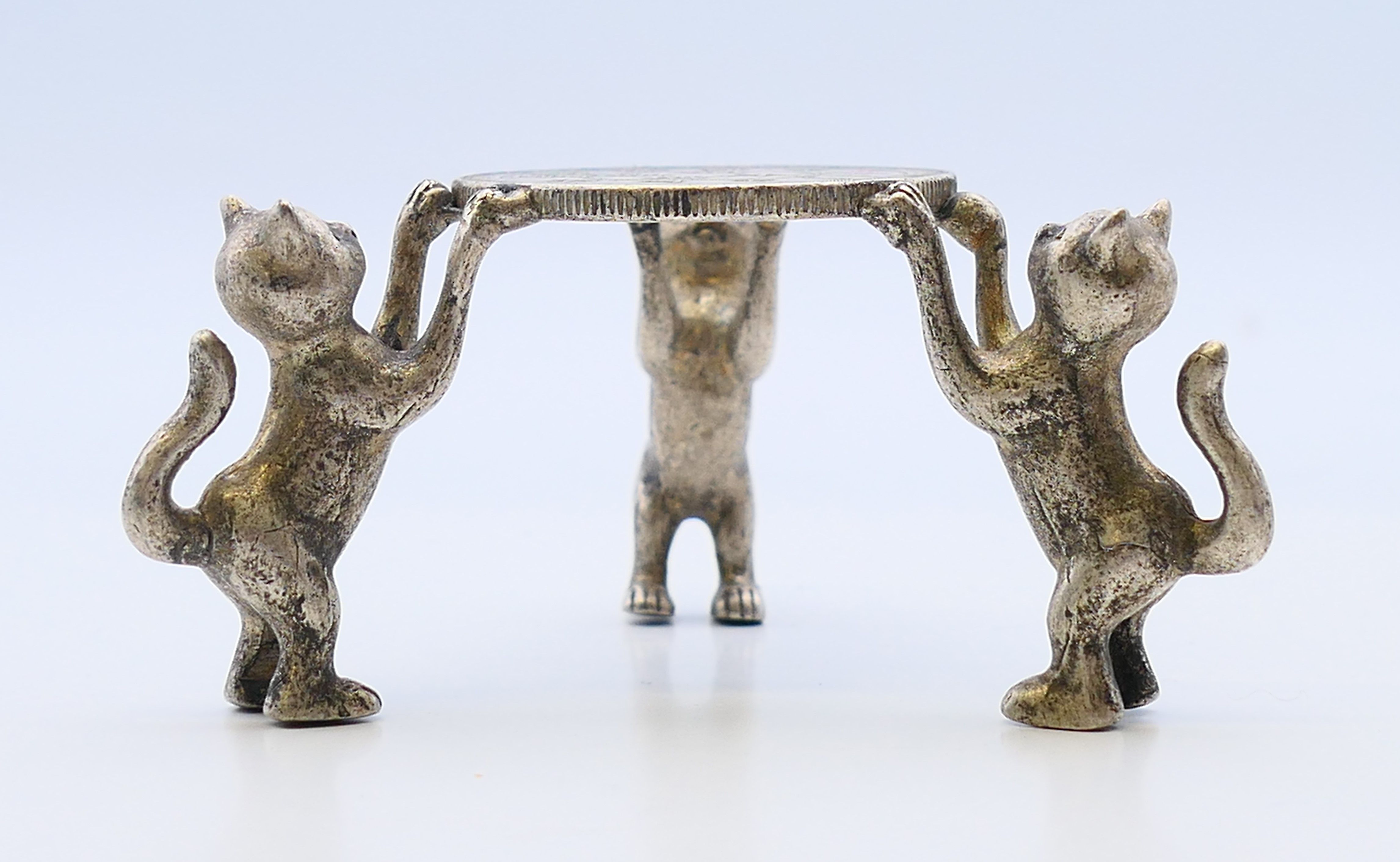 A Chinese small stand, the coin top supported by three cats. 4 cm high. - Image 3 of 6