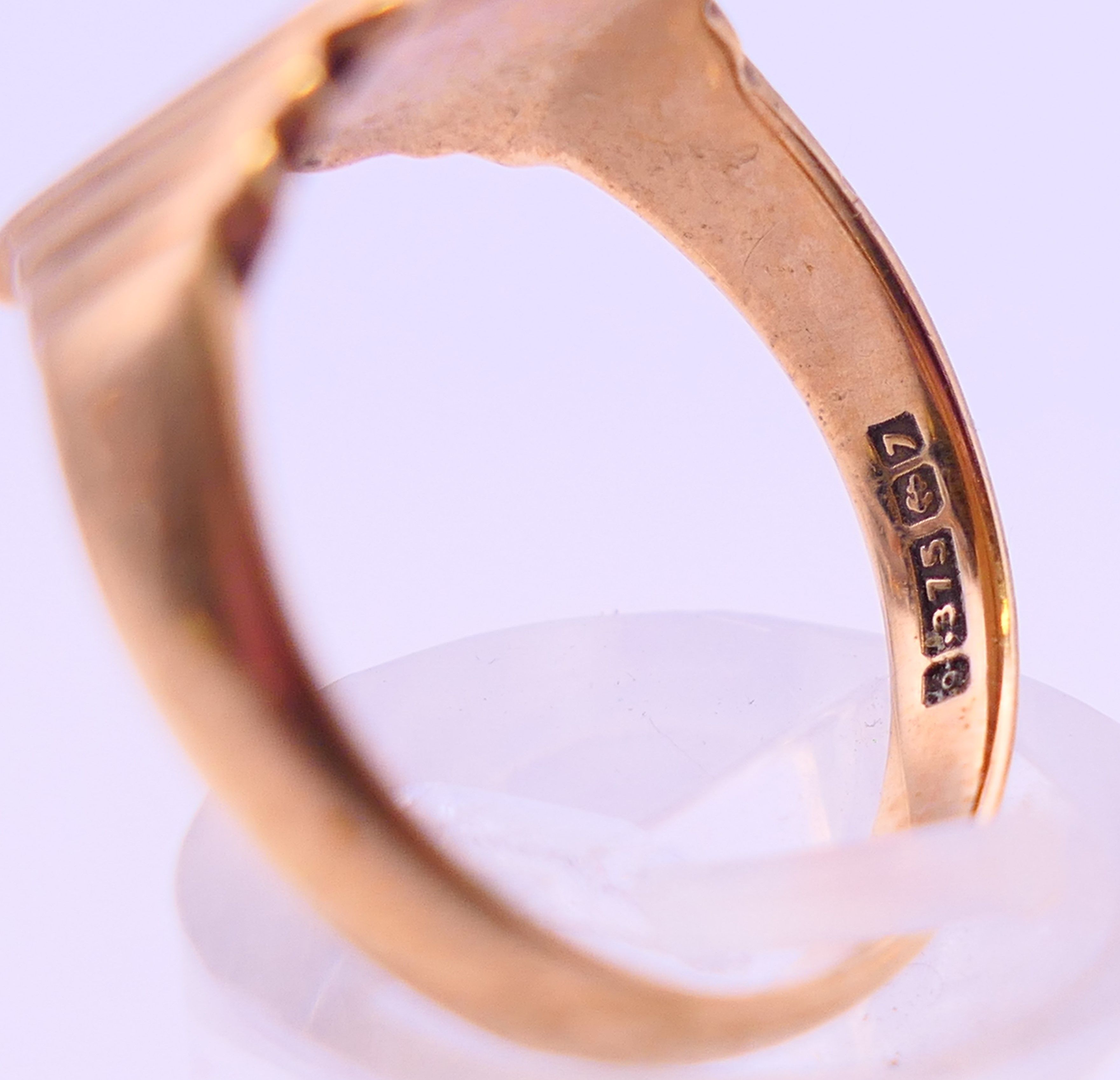 A 22 ct gold wedding band 3.8 grammes, a 9 ct gold wedding band and a 9 ct gold signet ring 8. - Image 6 of 19