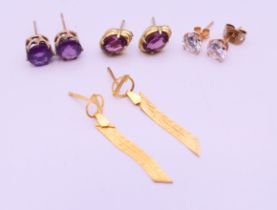 Four pairs of earrings. Largest 3 cm long.