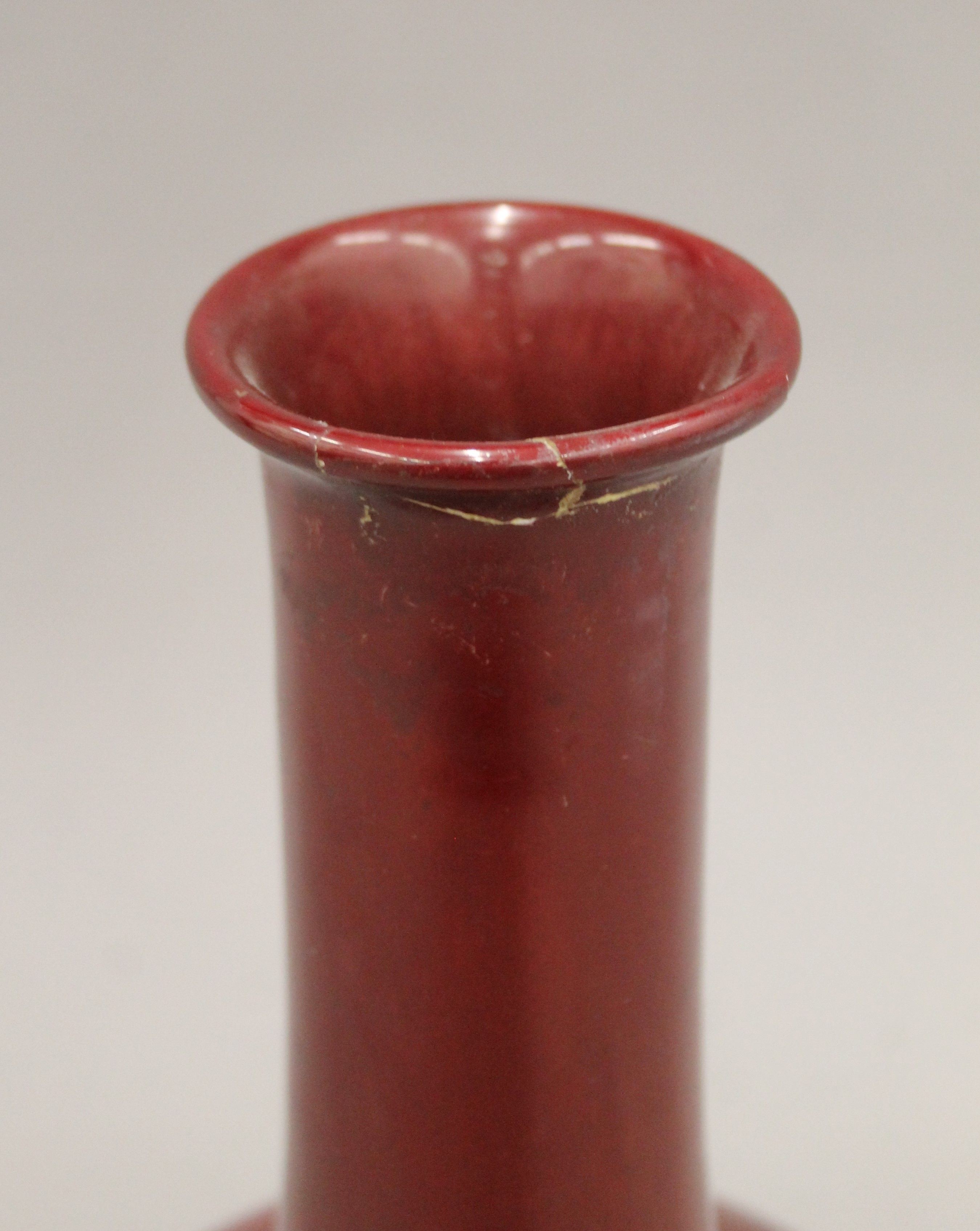 A Bernard Moore red glazed vase. 30 cm high. - Bild 3 aus 5