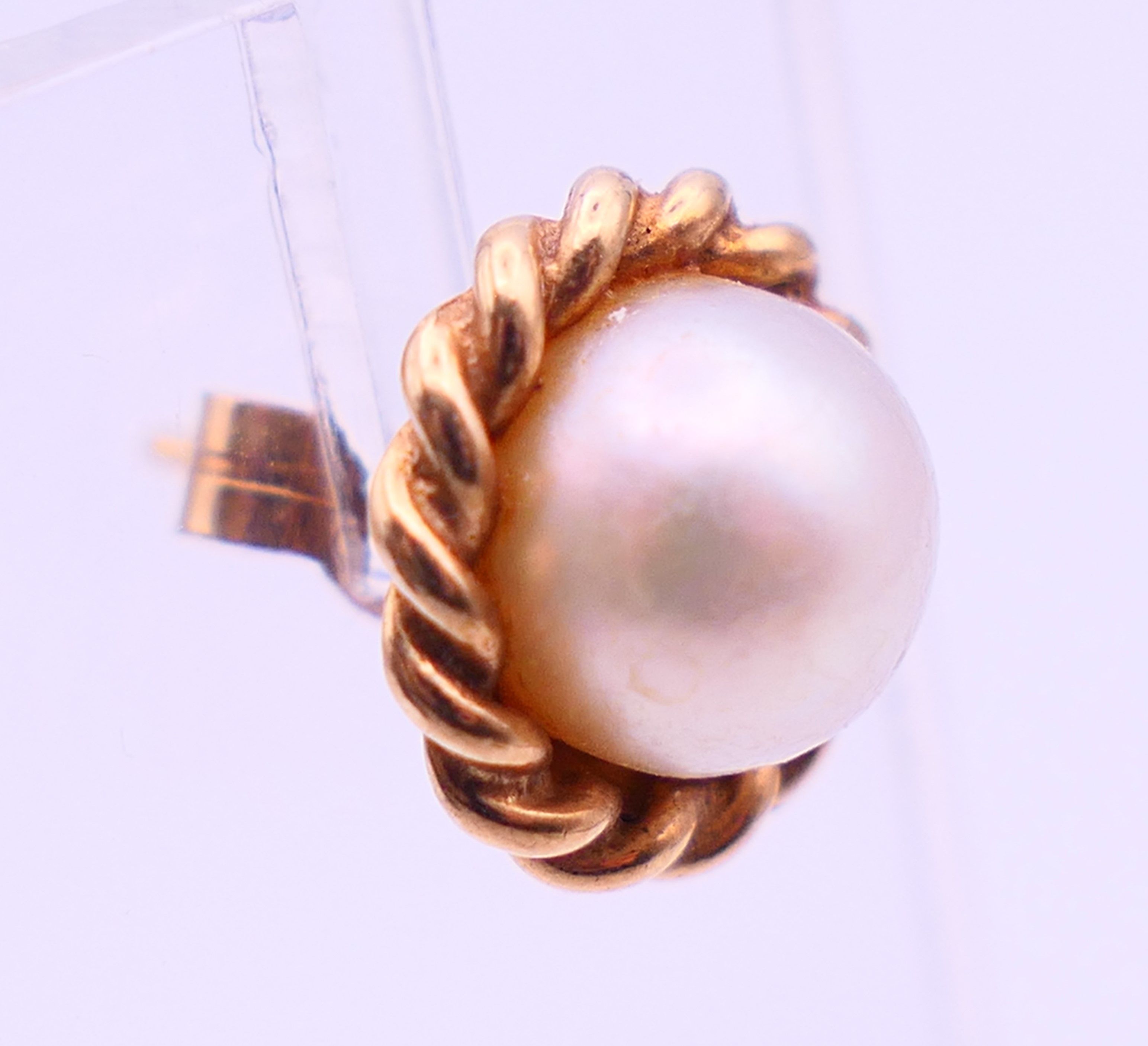 A pair of 9 ct gold and pearl earrings. 1 cm diameter. - Image 2 of 6