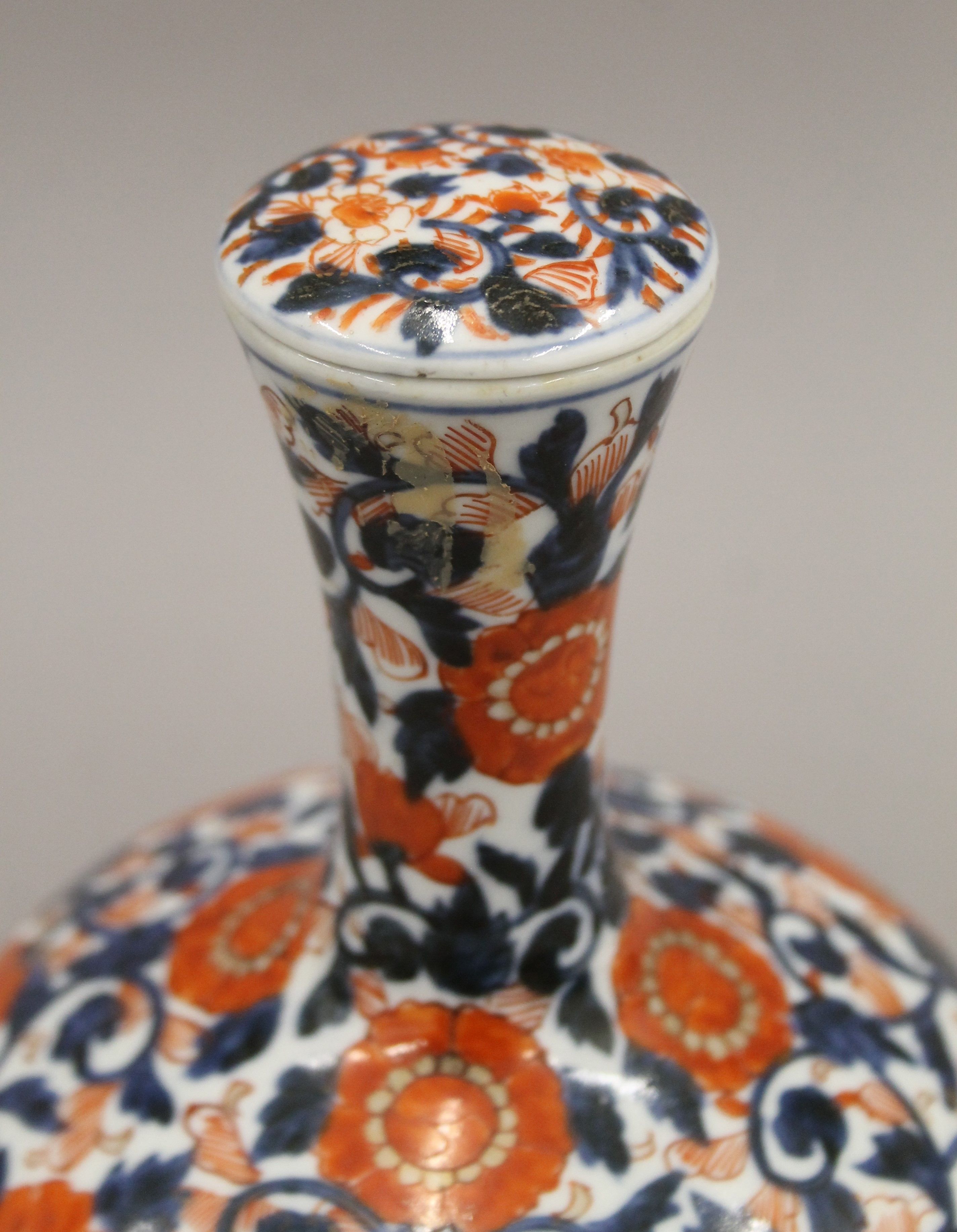 A 19th century Imari vase with lid. 22 cm high. - Bild 3 aus 7