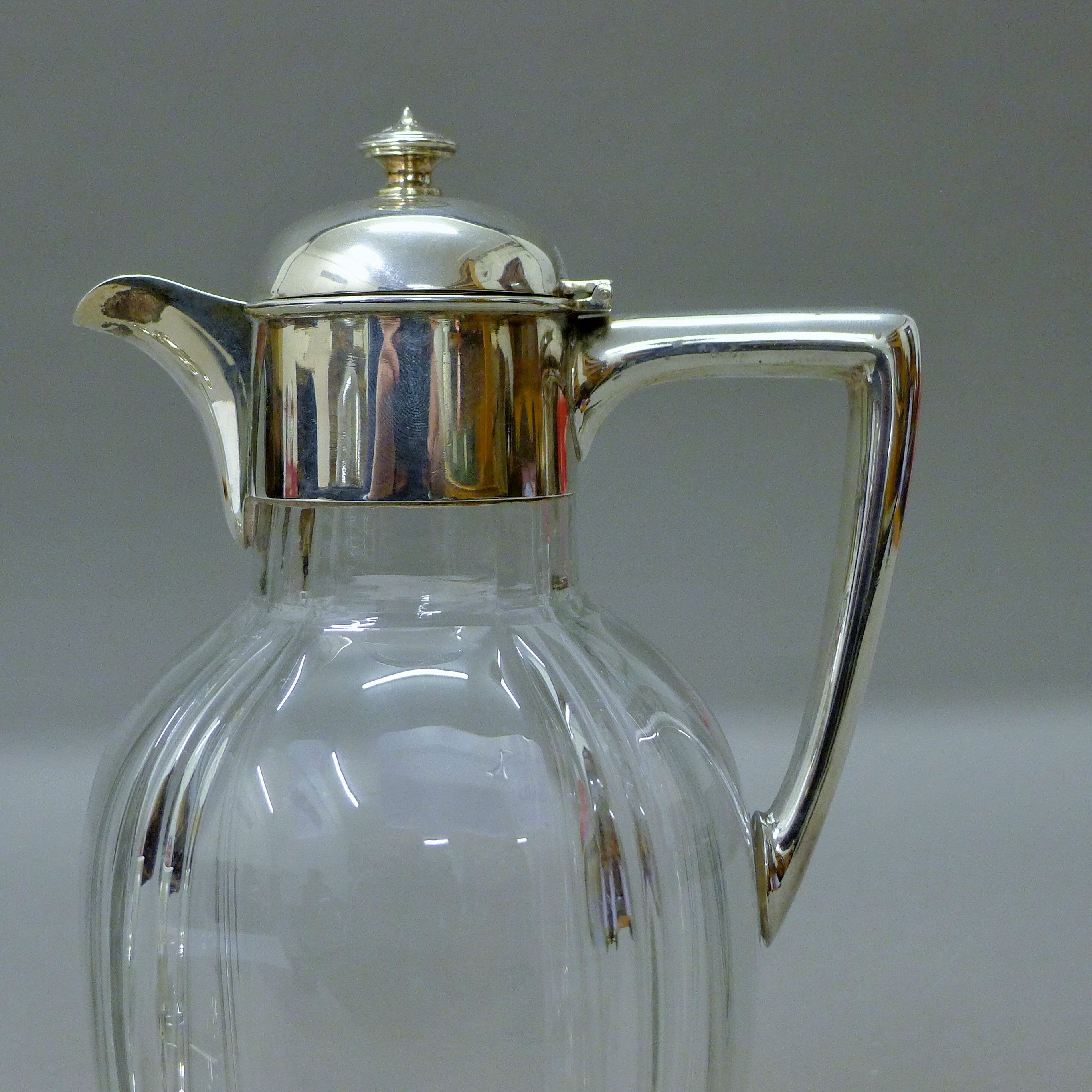 A silver-mounted glass claret jug. 22.5 cm high. - Image 3 of 5