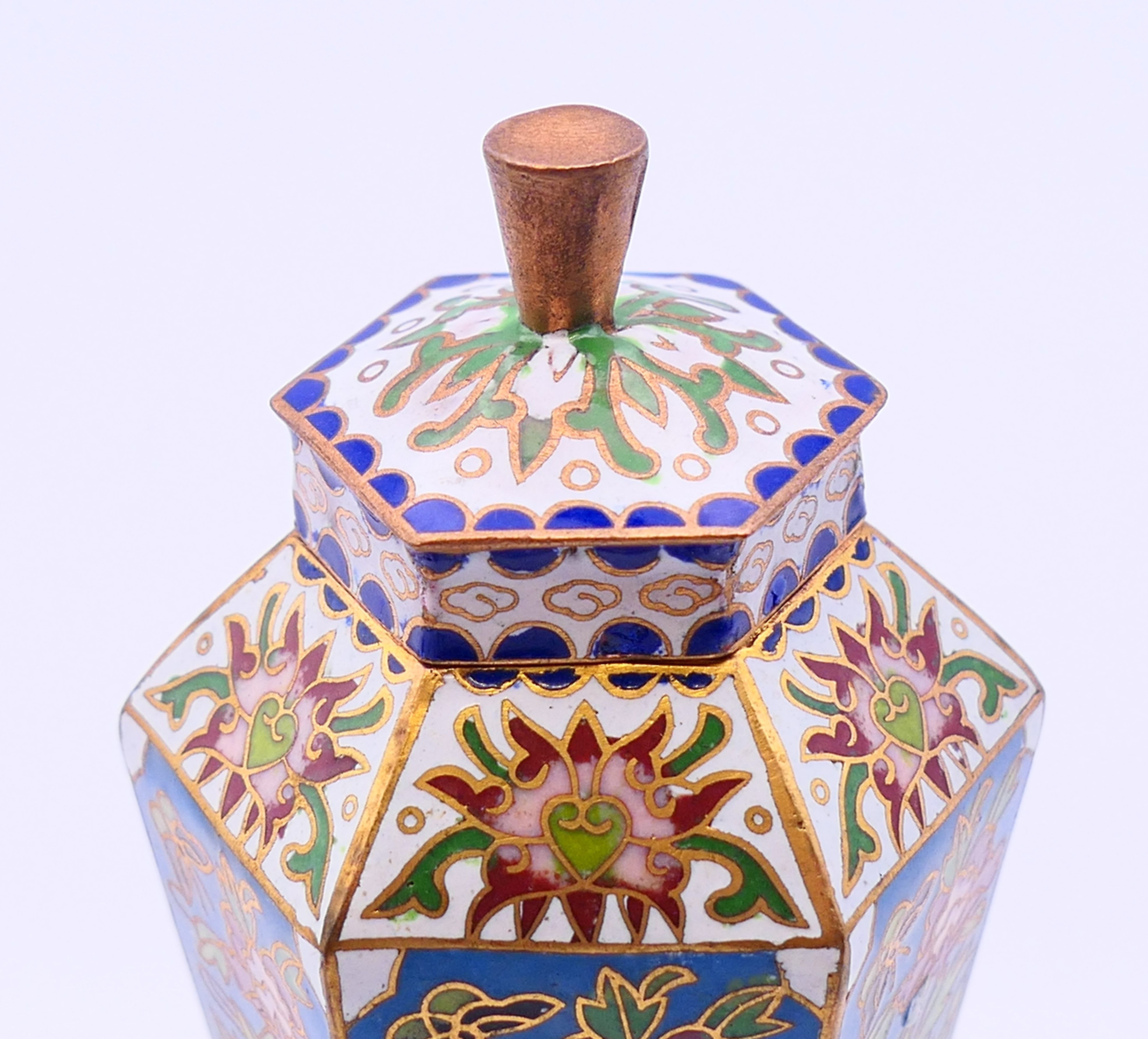 A pair of small hexagonal cloisonne vases. Each 10 cm high. - Bild 4 aus 5