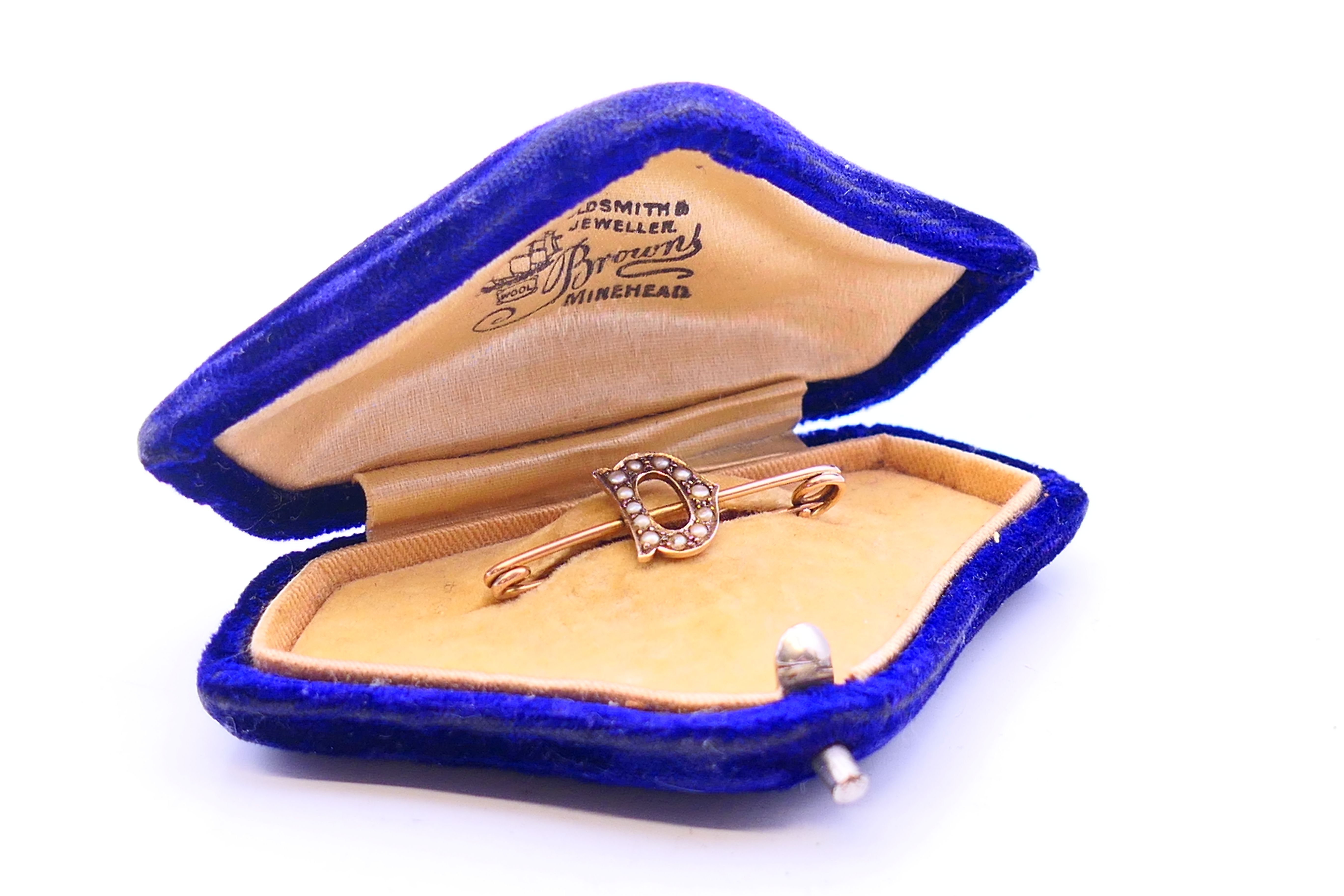 Three 9 ct gold brooches, one with pearls set within a 'D', all boxed. The largest 6 cm long. 5. - Image 5 of 14