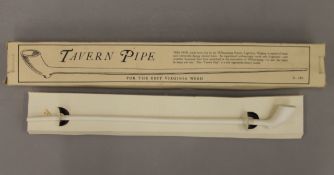 A boxed Tavern pipe. The box 47.5 cm long.