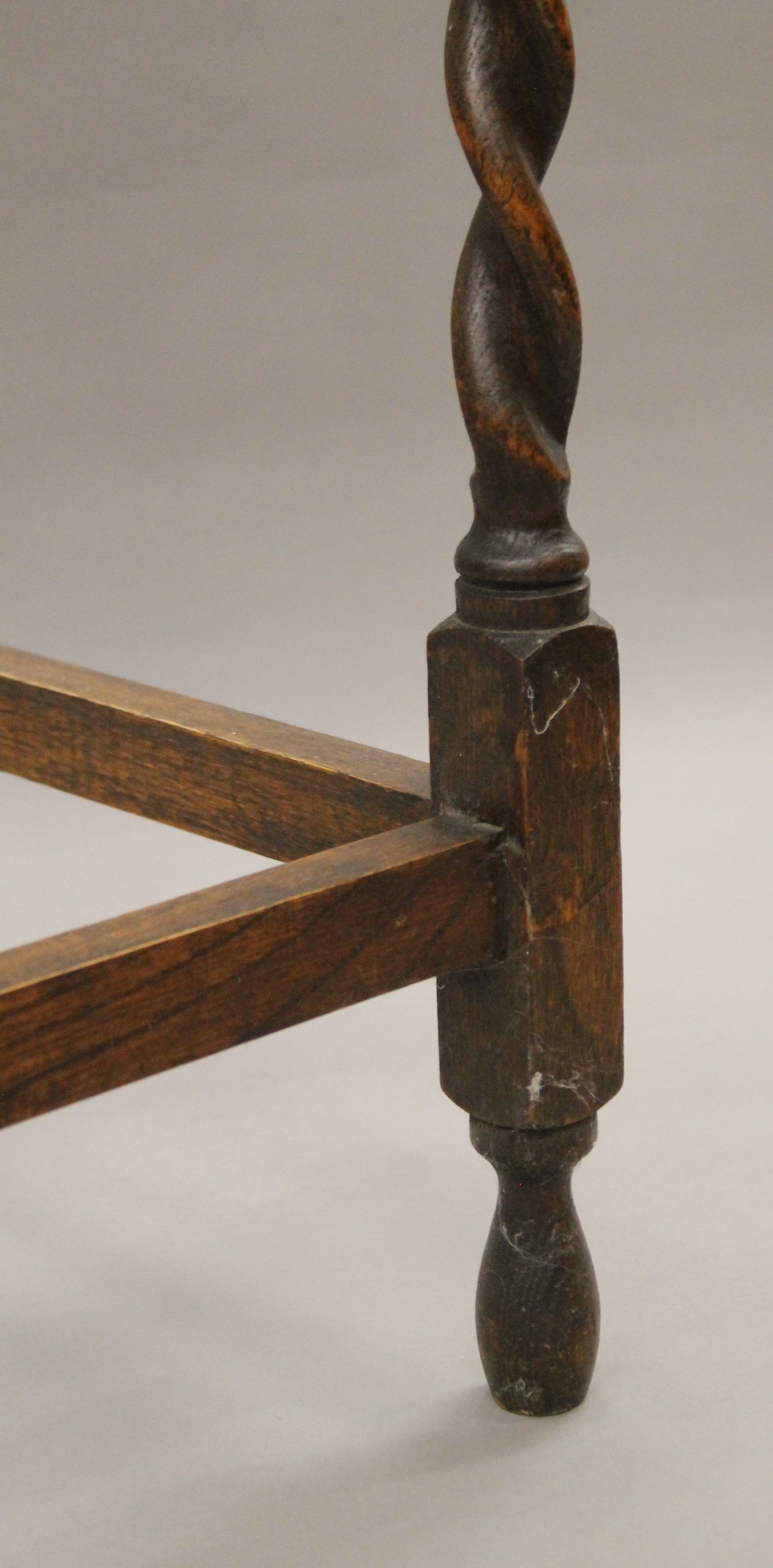 Two early 20th century oak barley twist side tables. Each approximately 59 cm long. - Bild 7 aus 7