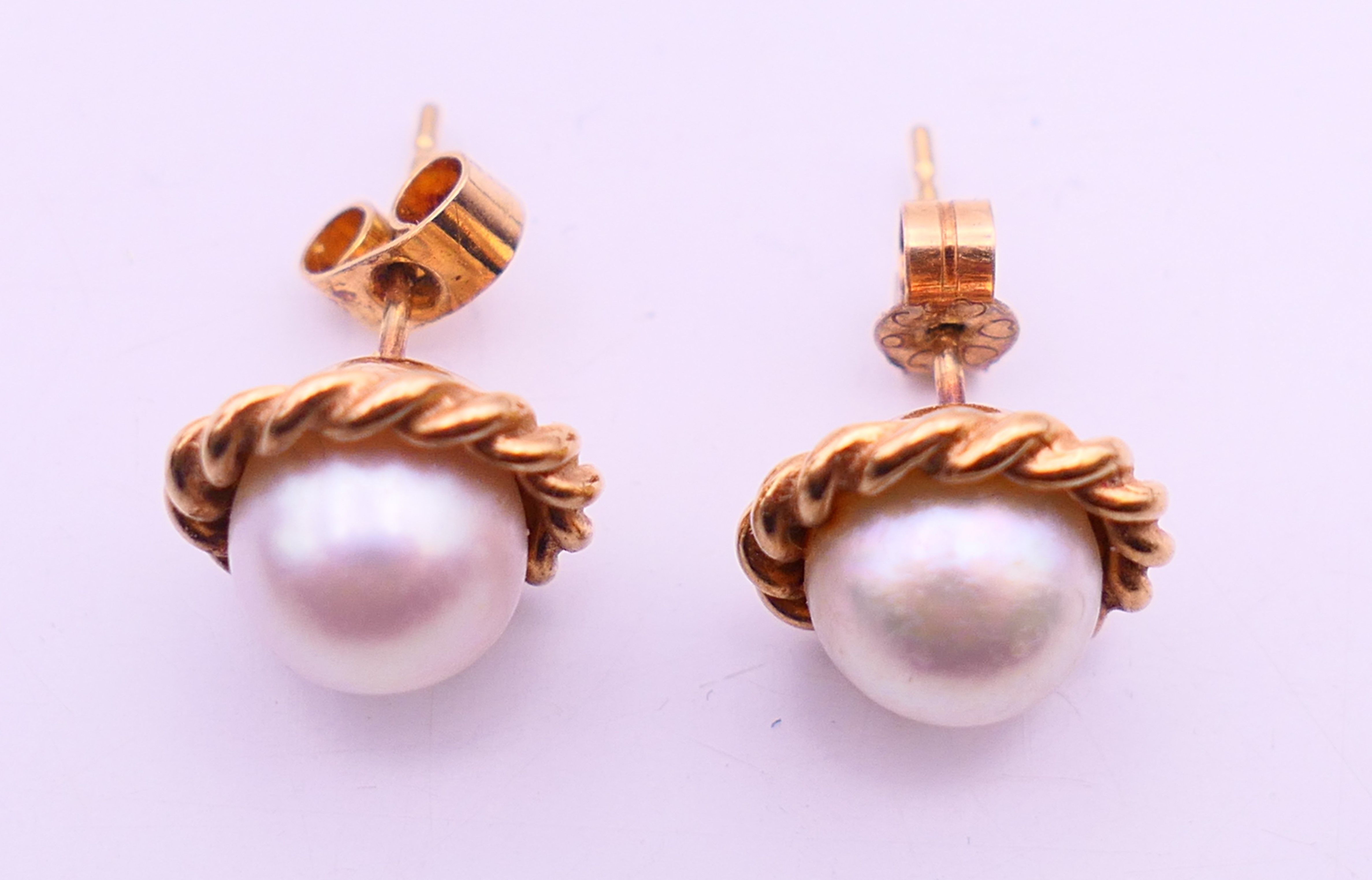 A pair of 9 ct gold and pearl earrings. 1 cm diameter. - Image 3 of 6