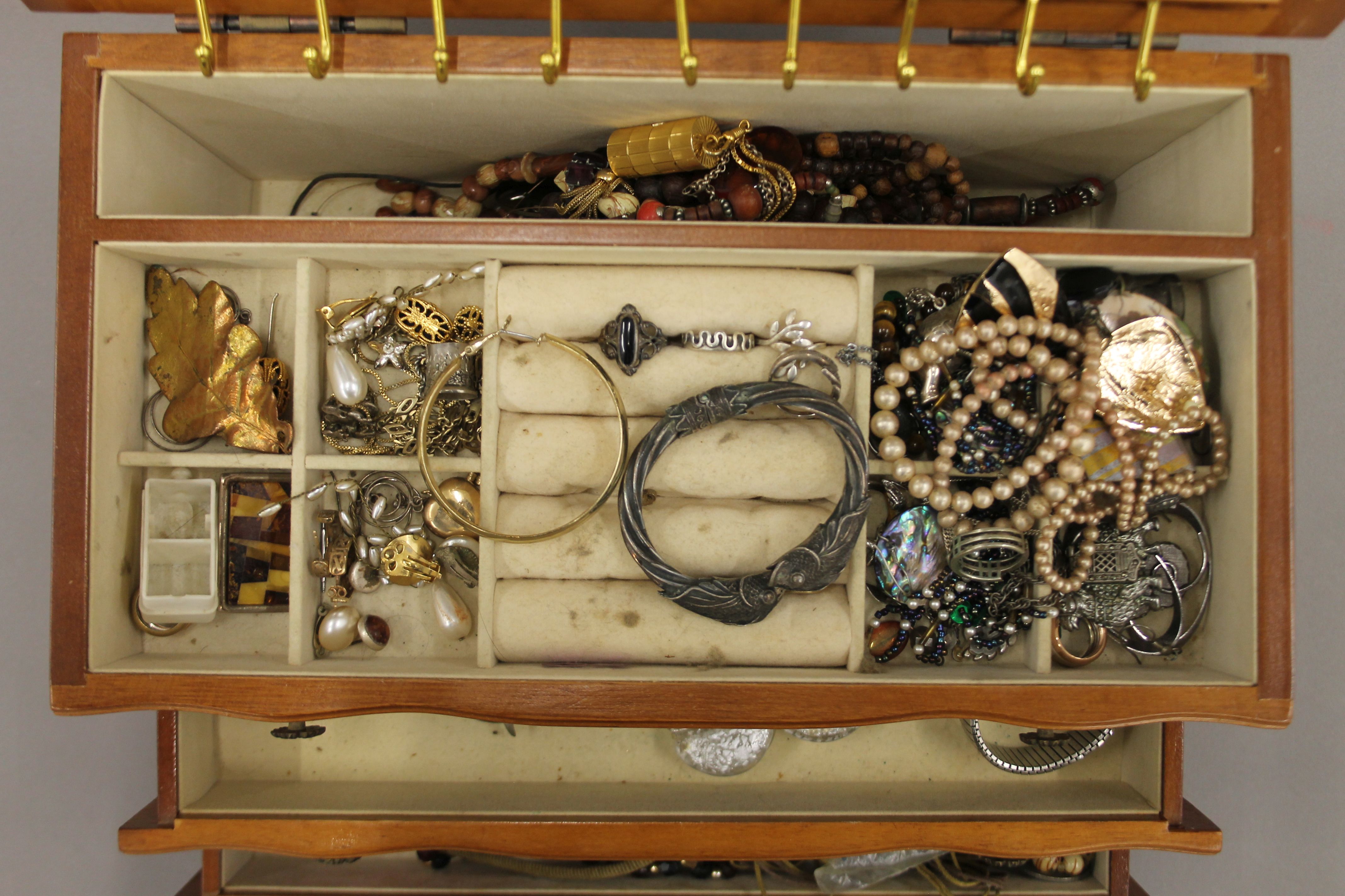 A large quantity of costume jewellery. - Image 2 of 7