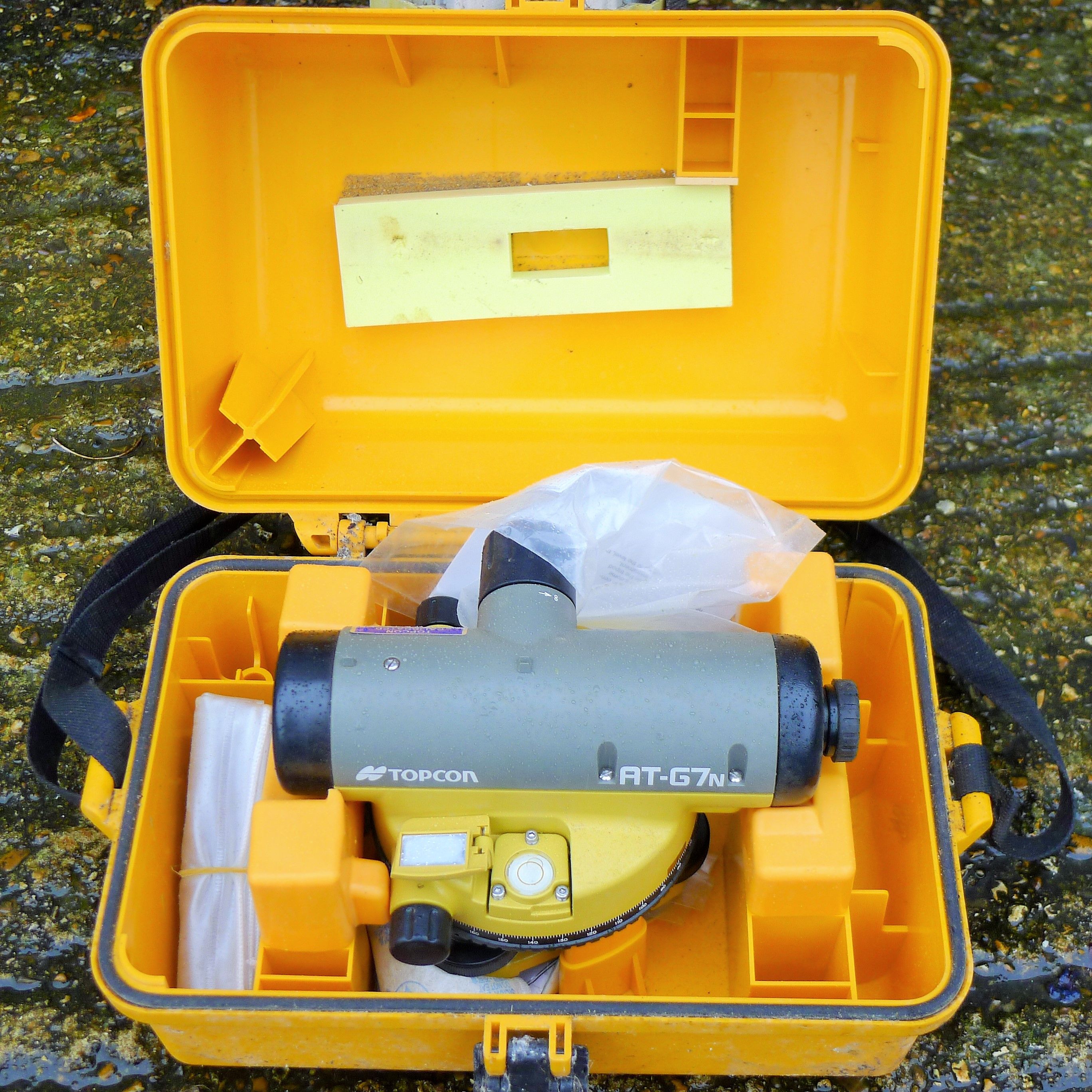 A Surveyor's Level AT-G7N and tripod. The tripod 102 cm high. - Image 2 of 3
