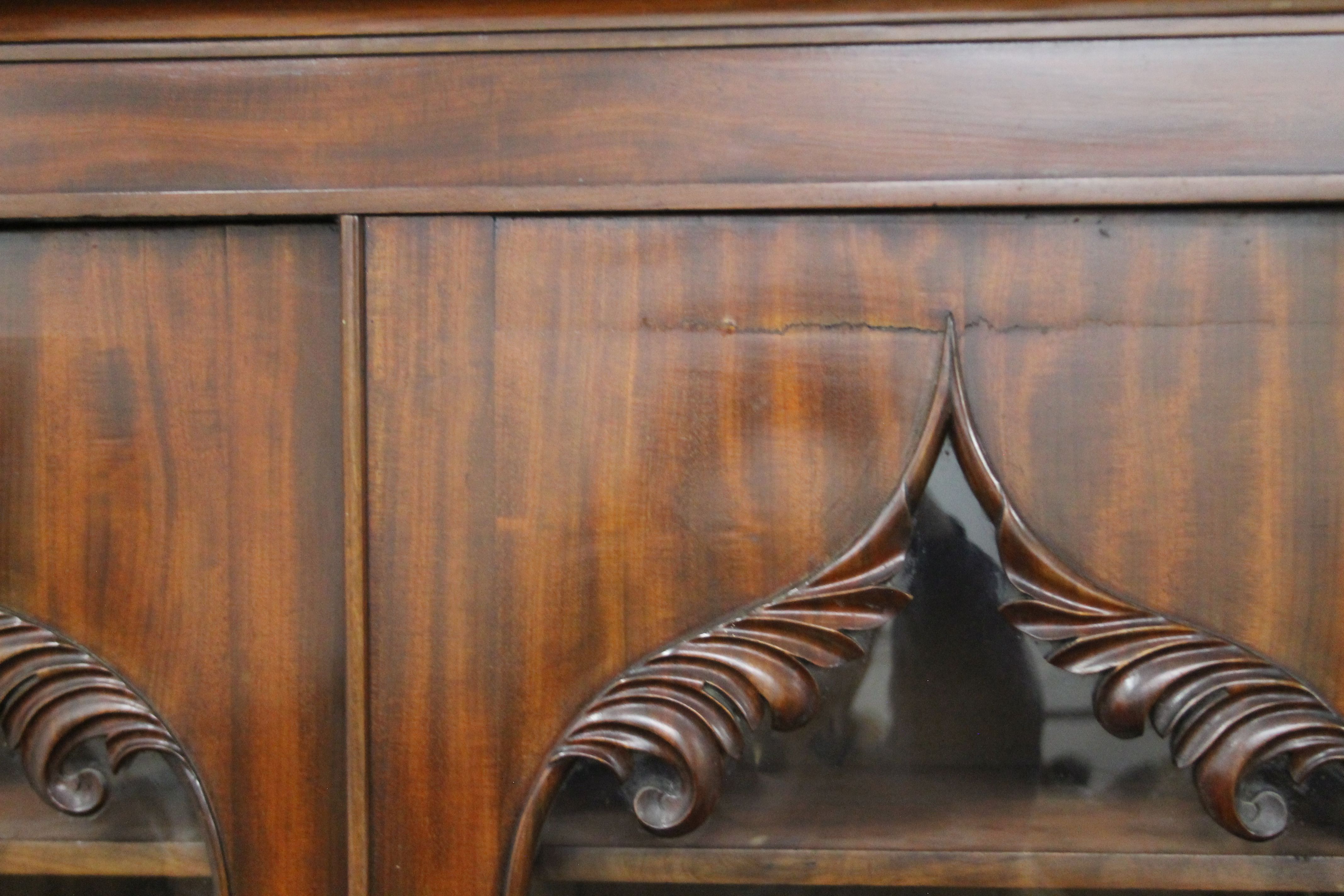 A Victorian mahogany cylinder bureau bookcase. 125 cm wide x 223 cm high. - Bild 3 aus 6