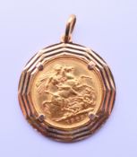 A 1902 gold sovereign set in a 9 ct gold mount. 3 cm diameter. 13.7 grammes total weight.