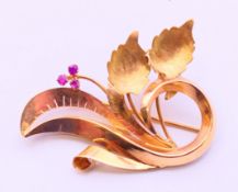 An 18 ct gold floral spray brooch. 4.75 cm high 7.8 grammes total weight.