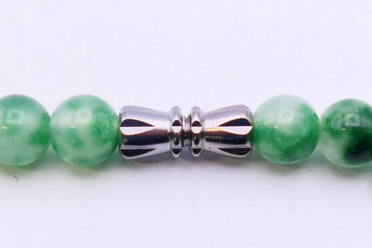 A string of two-tone jade beads. 47 cm long. - Image 3 of 4