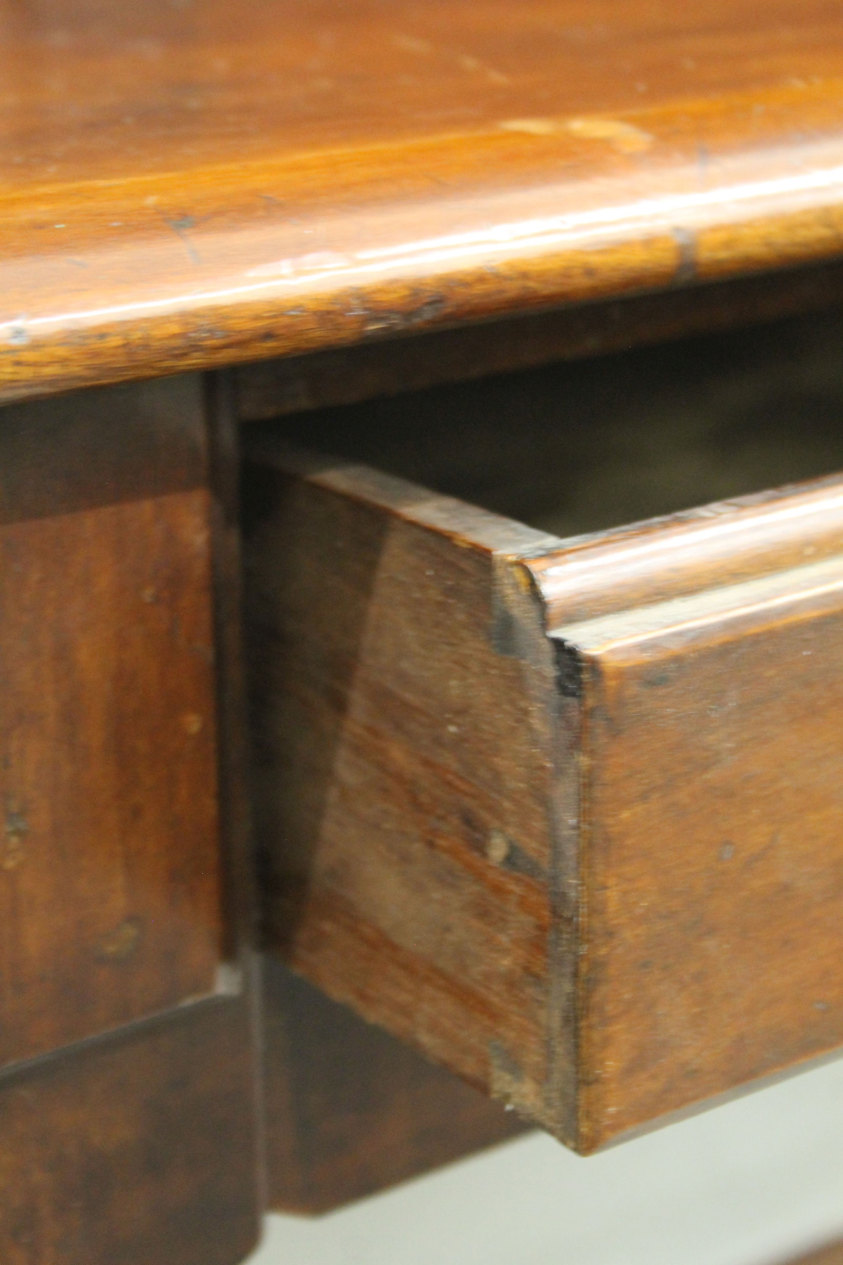 A 19th century fruitwood and mahogany dresser. 129 cm wide x 156 cm high. - Bild 5 aus 7