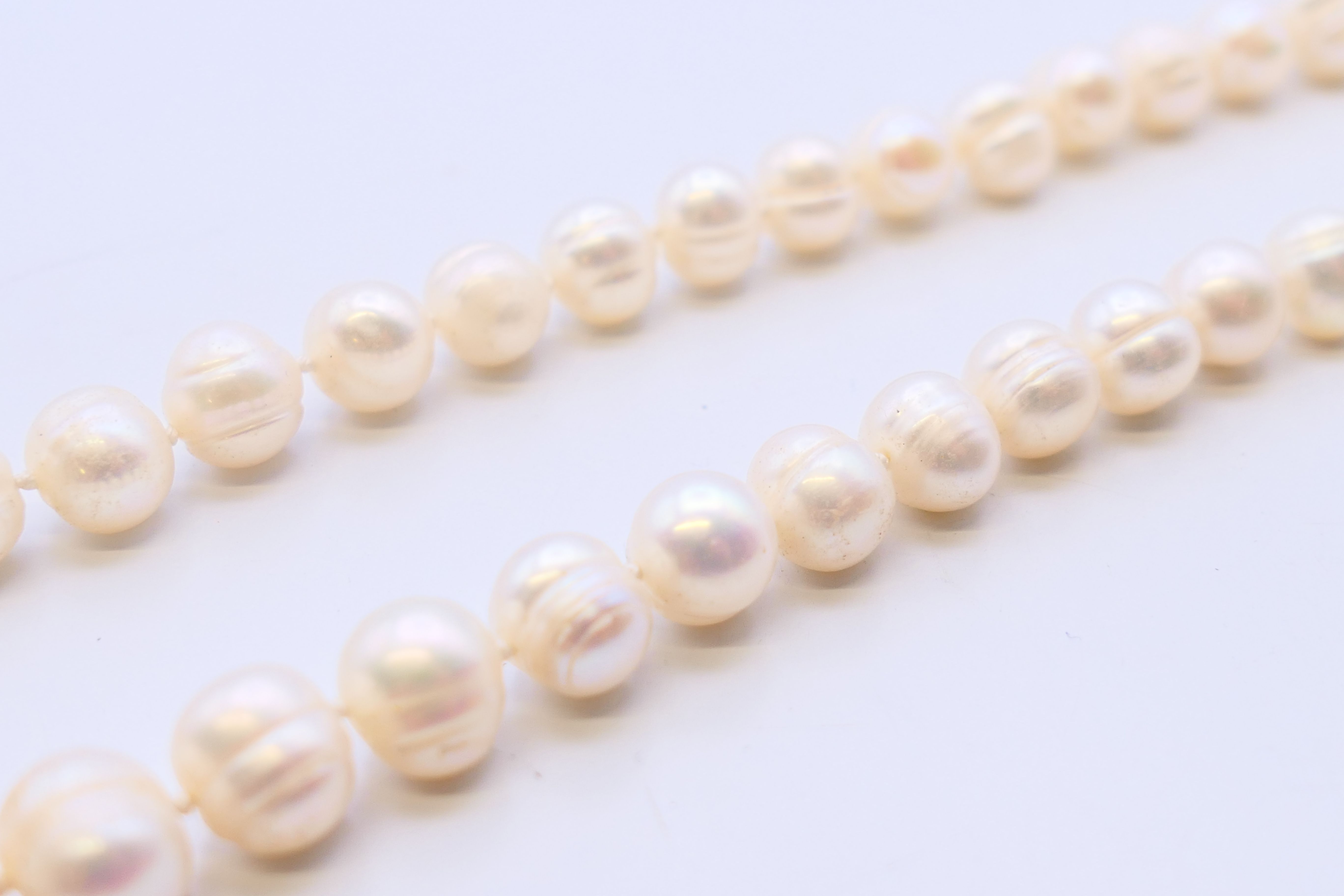 A string of white pearls. 120 cm long. - Image 2 of 2