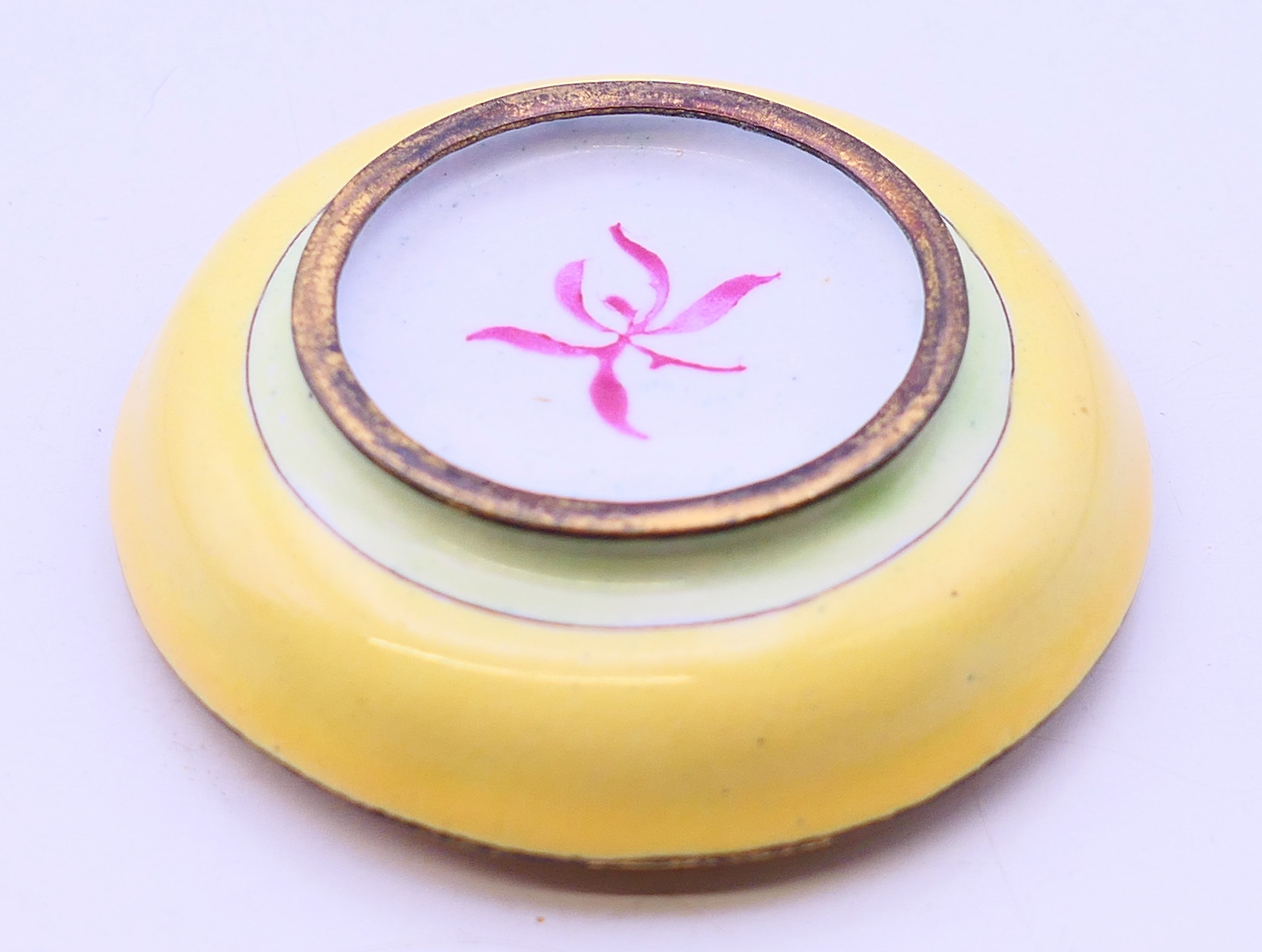 A round enamel trinket box. 6 cm diameter. - Image 5 of 5