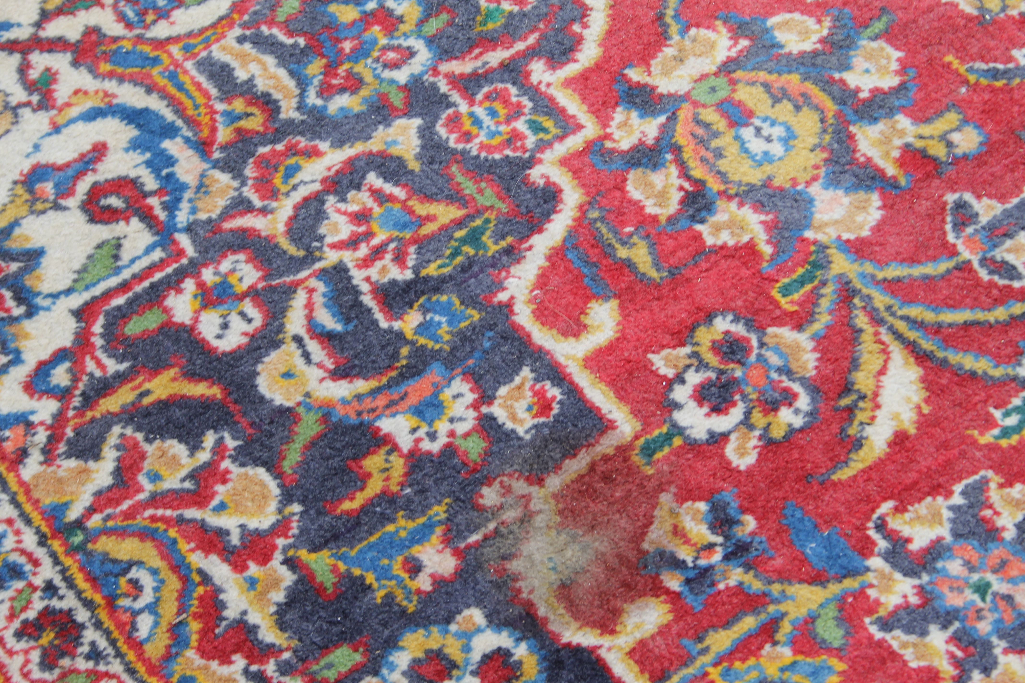 A large red ground rug. 294 x 400 cm. - Image 4 of 8